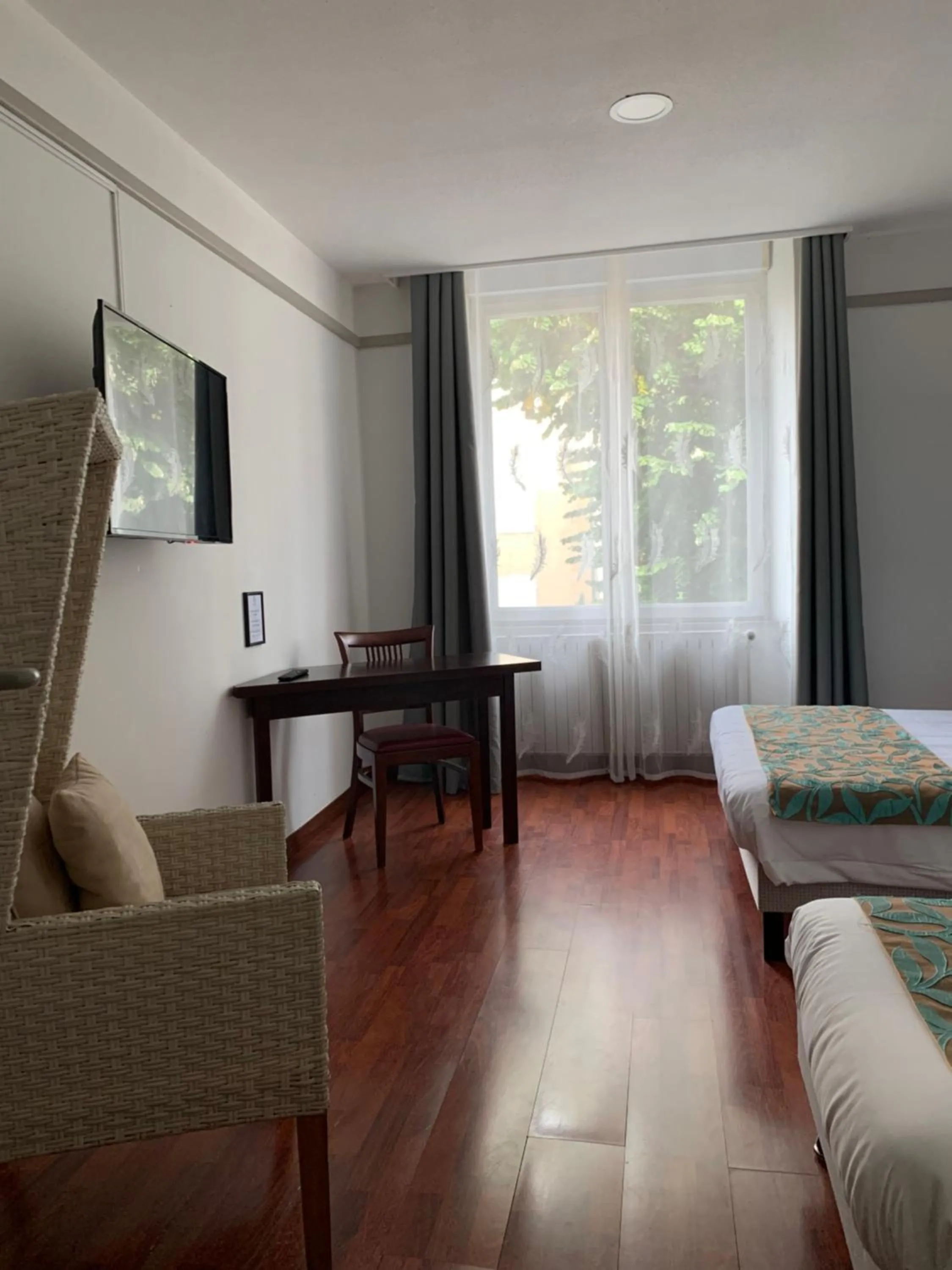 Property building, Bed in L'EMBLEME - BOUTIQUE HOTEL