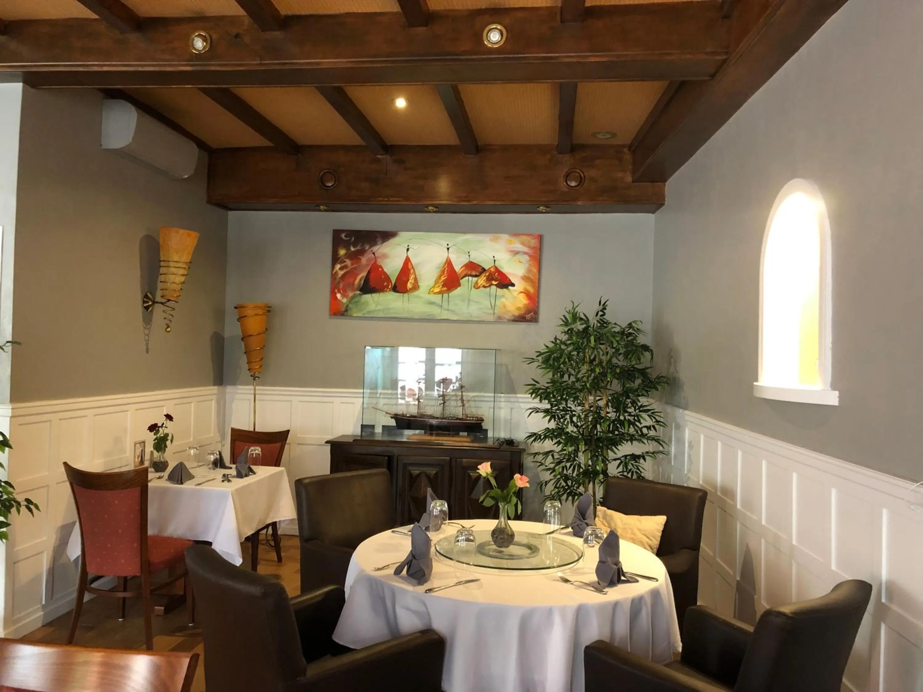 Restaurant/places to eat in L'EMBLEME - BOUTIQUE HOTEL