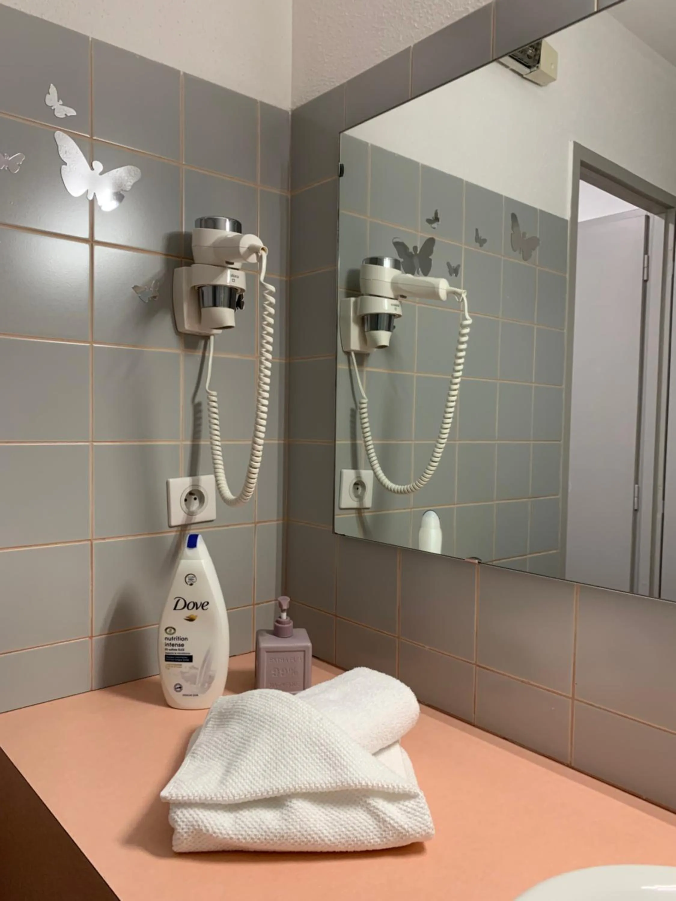 L'EMBLEME - BOUTIQUE HOTEL