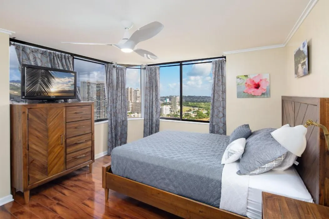 Bed in 2 Bedroom Corner Suite & Tropical Views