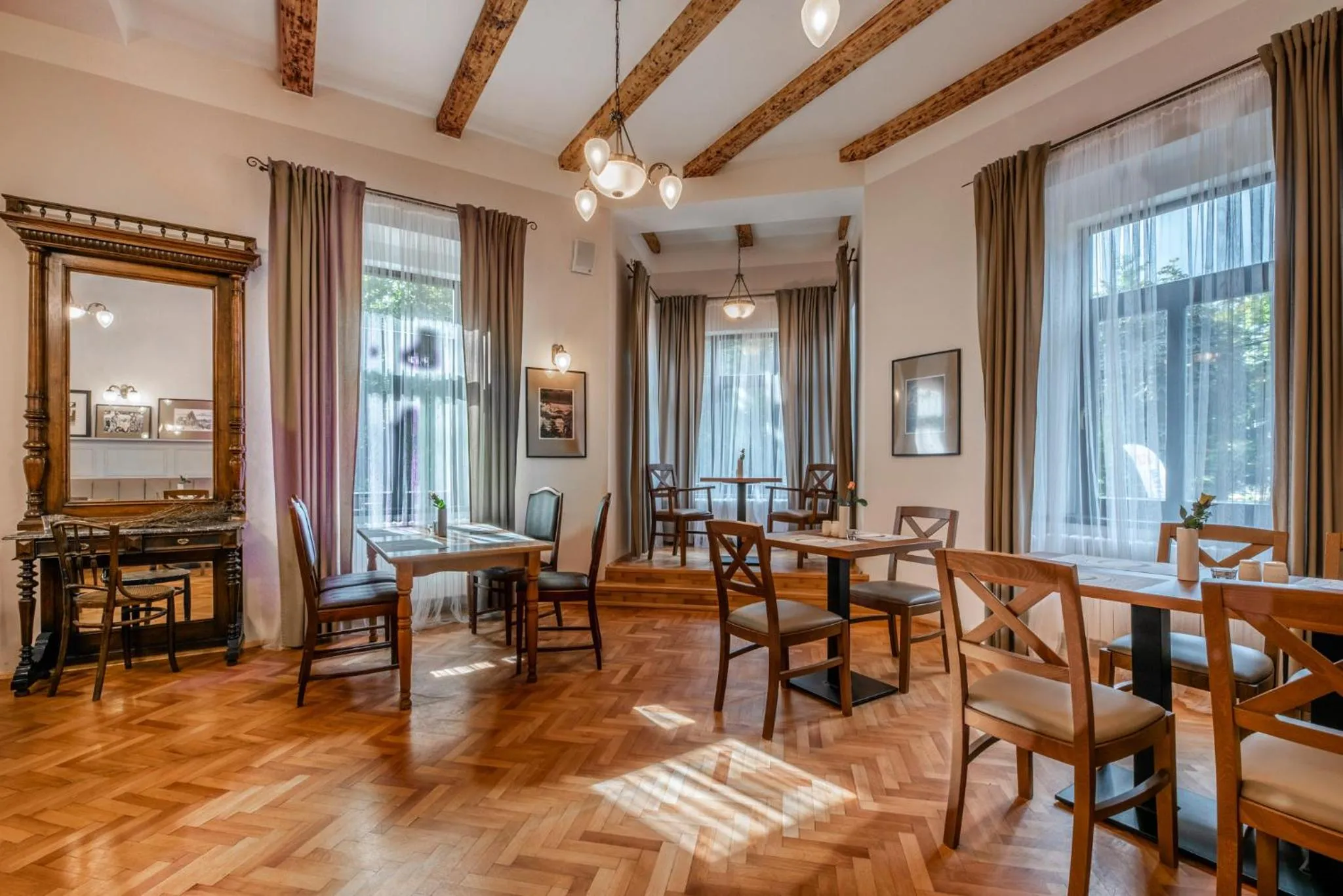 Restaurant/places to eat in Hotel Švýcarský dům