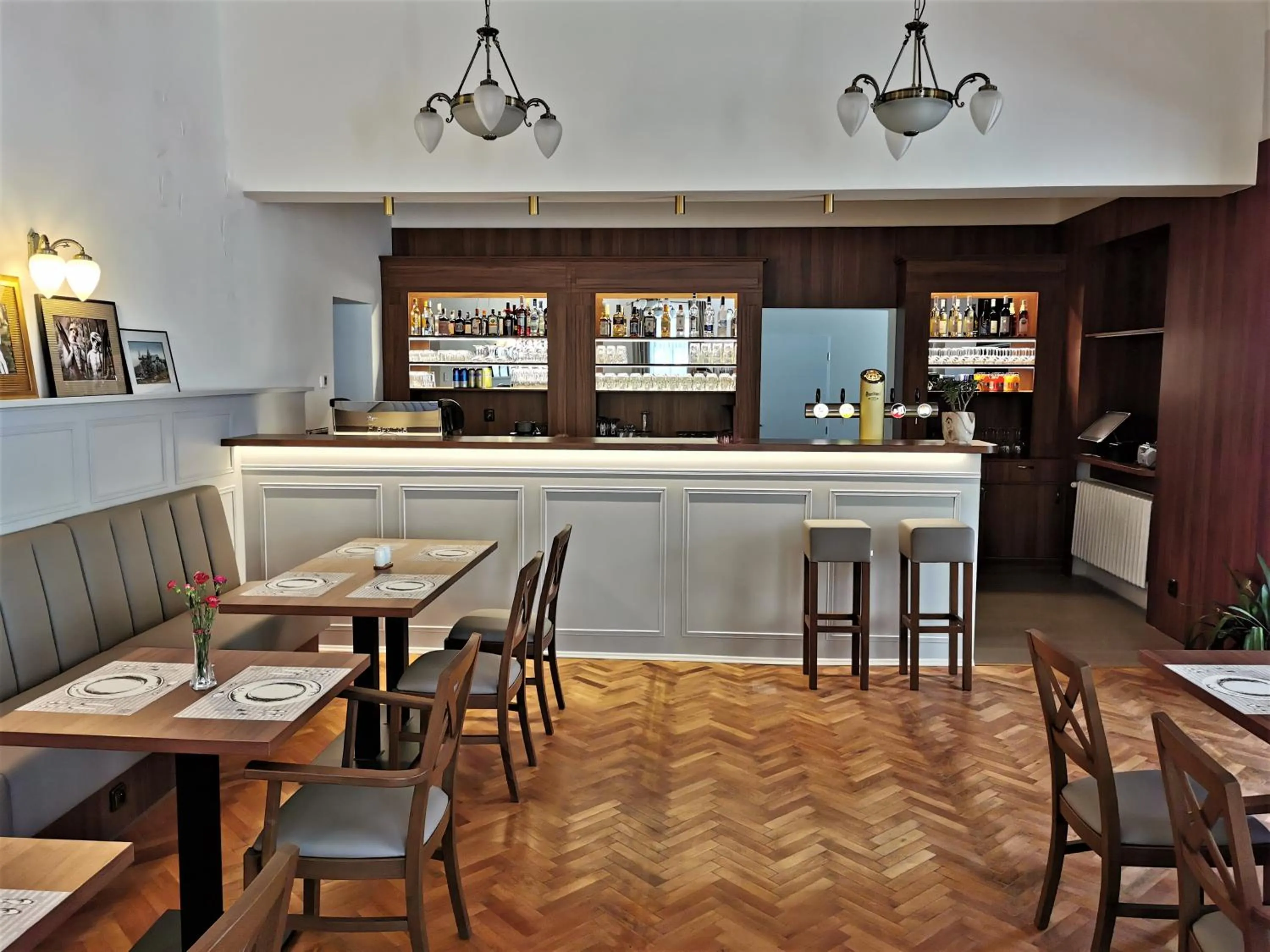 Restaurant/places to eat in Hotel Švýcarský dům