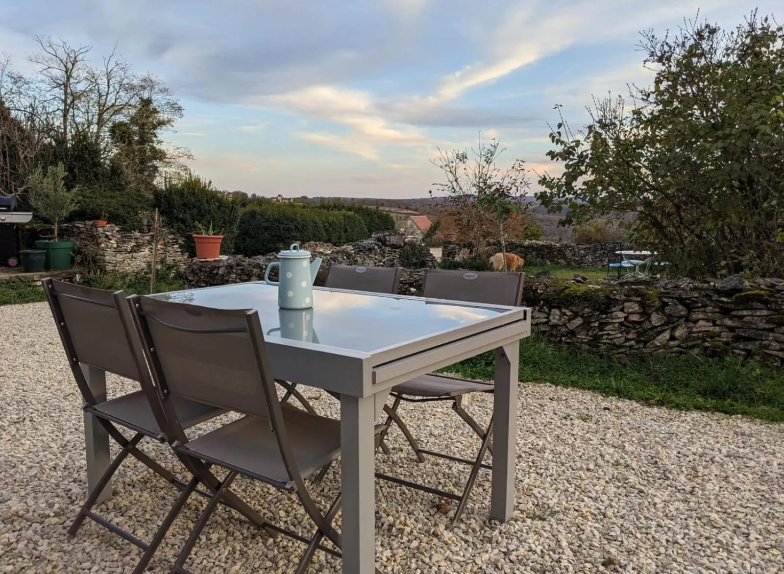 Garden in LE PARDÈS BnB