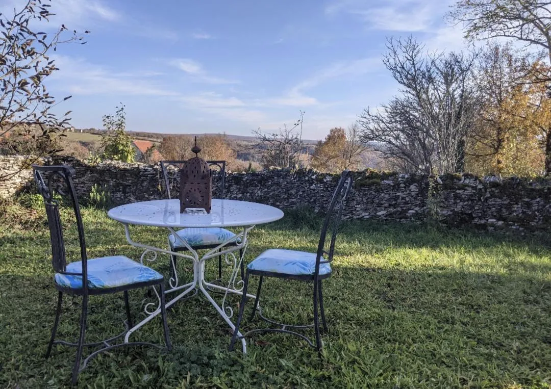 Garden in LE PARDÈS BnB