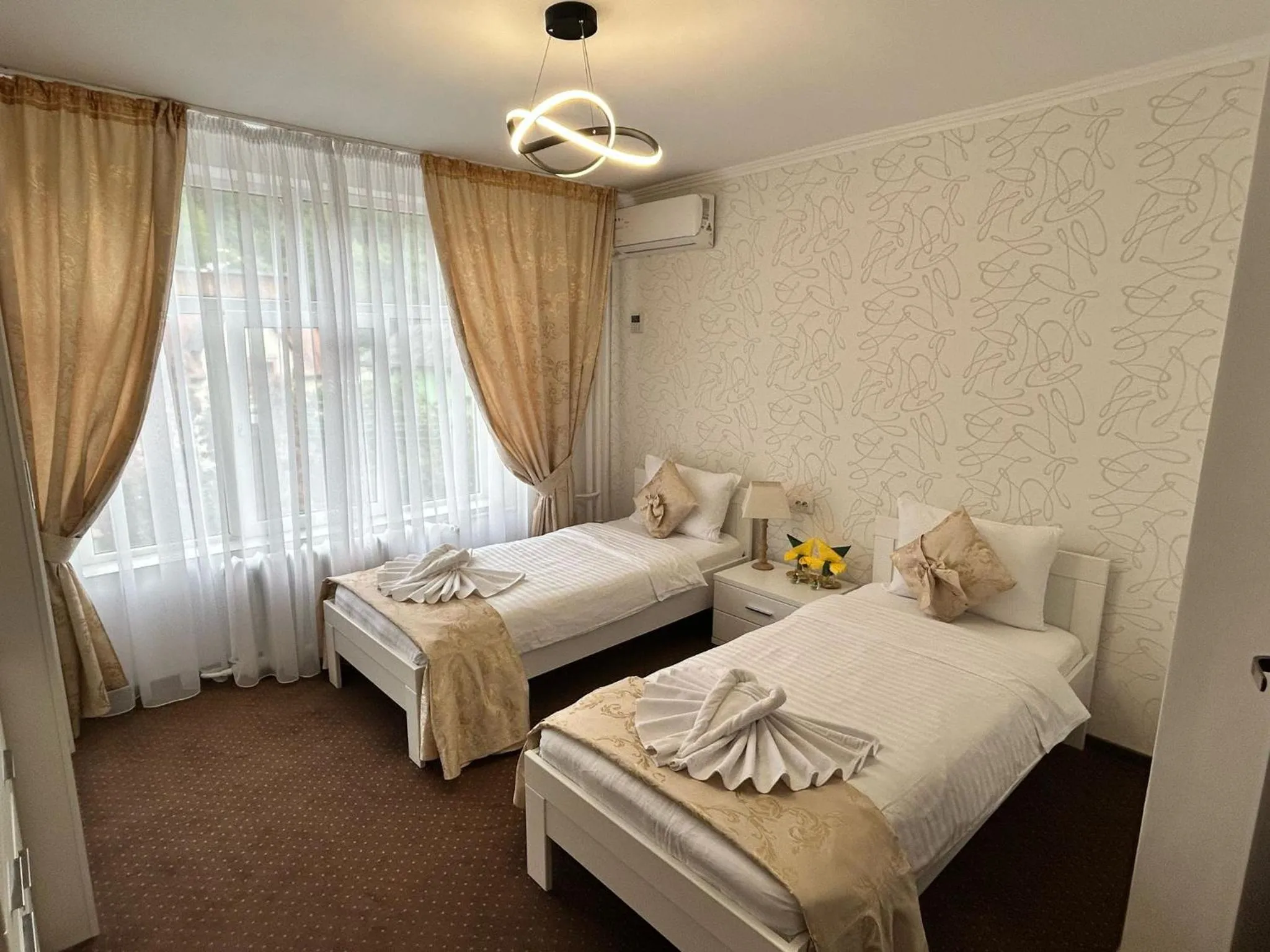 Twin Room with Shower in HOTEL CORA Bistrita