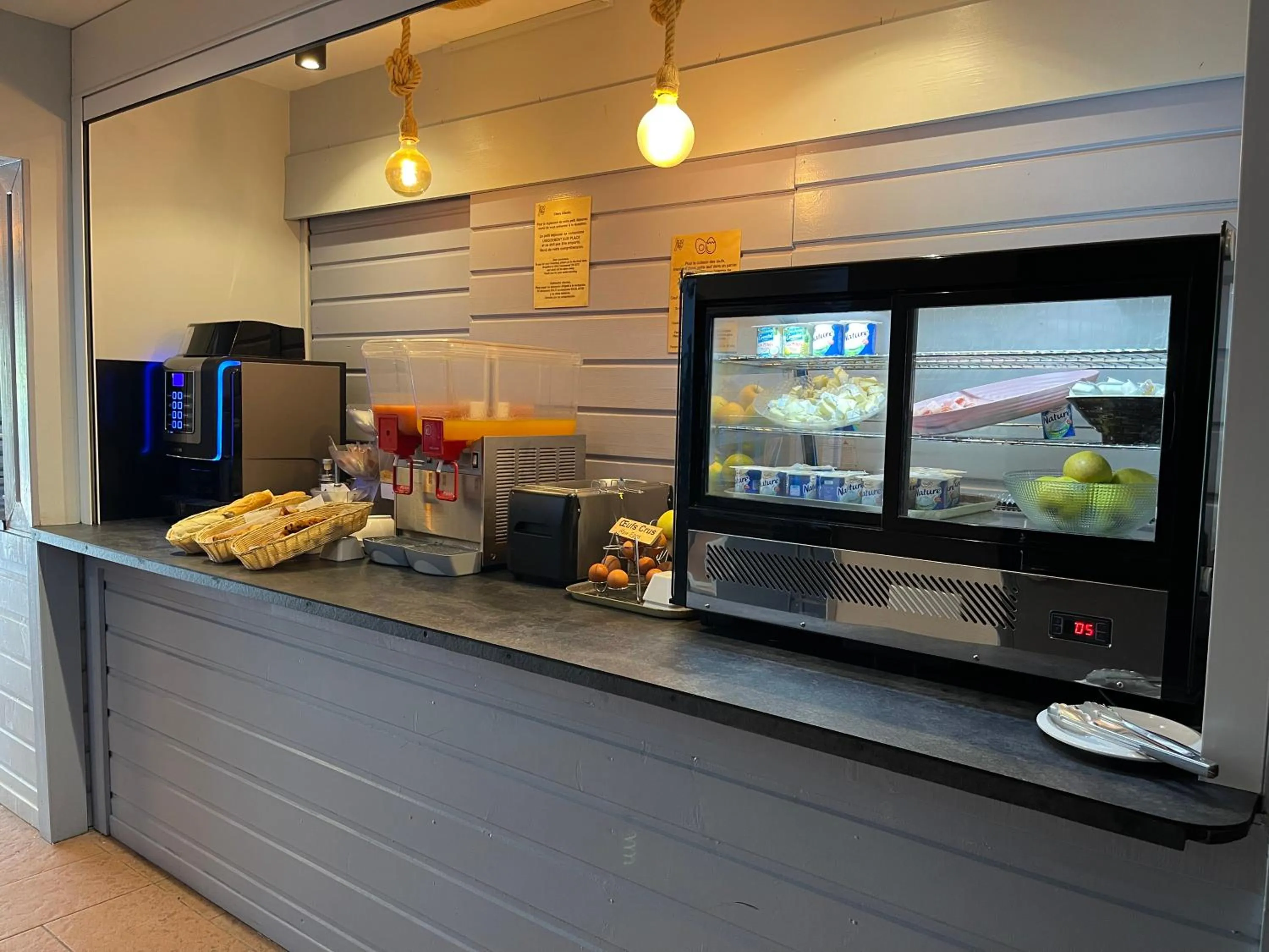 Restaurant/places to eat in Karaibes Hotel