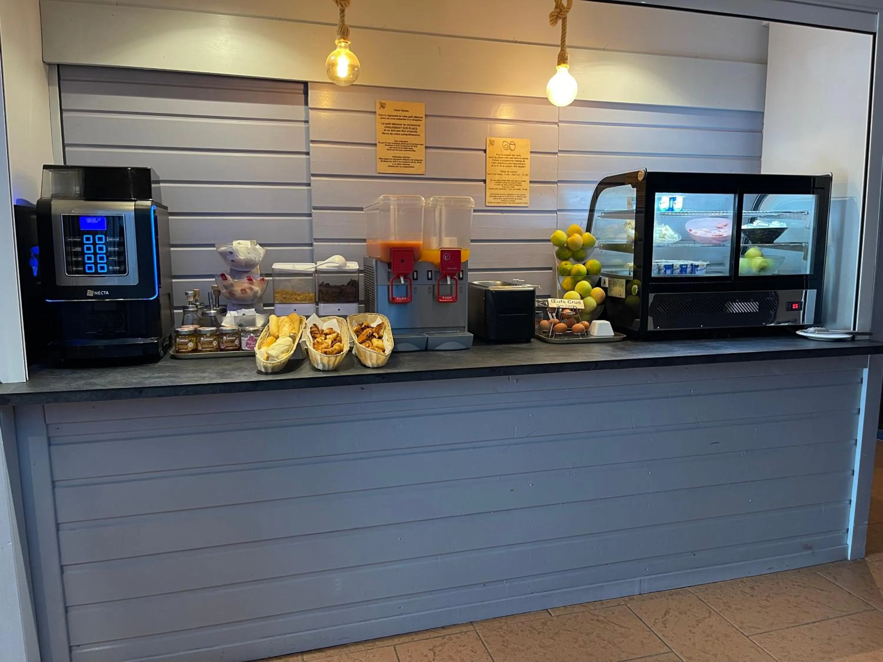 Restaurant/places to eat in Karaibes Hotel