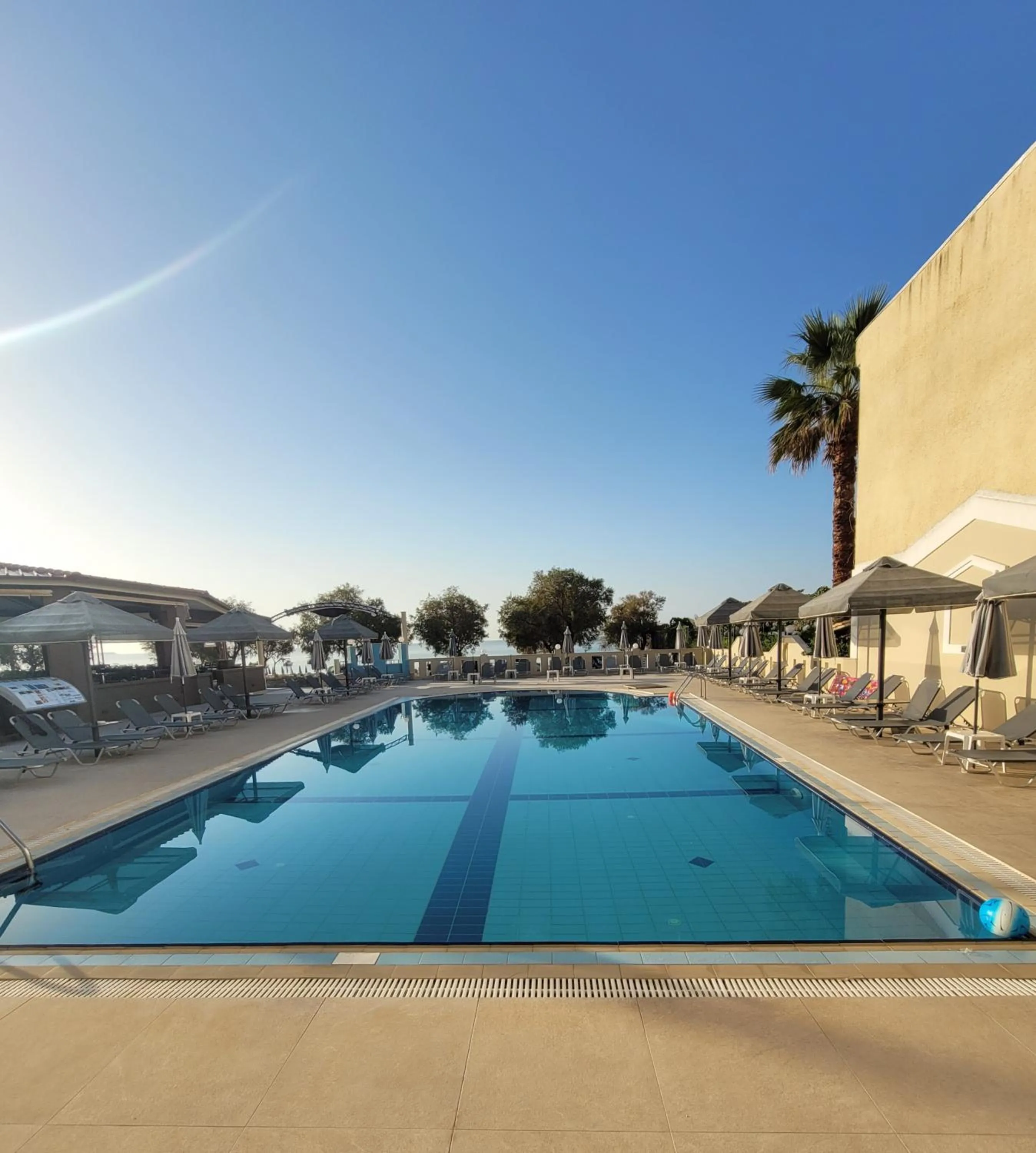 Swimming pool in Jannos Beach hotel