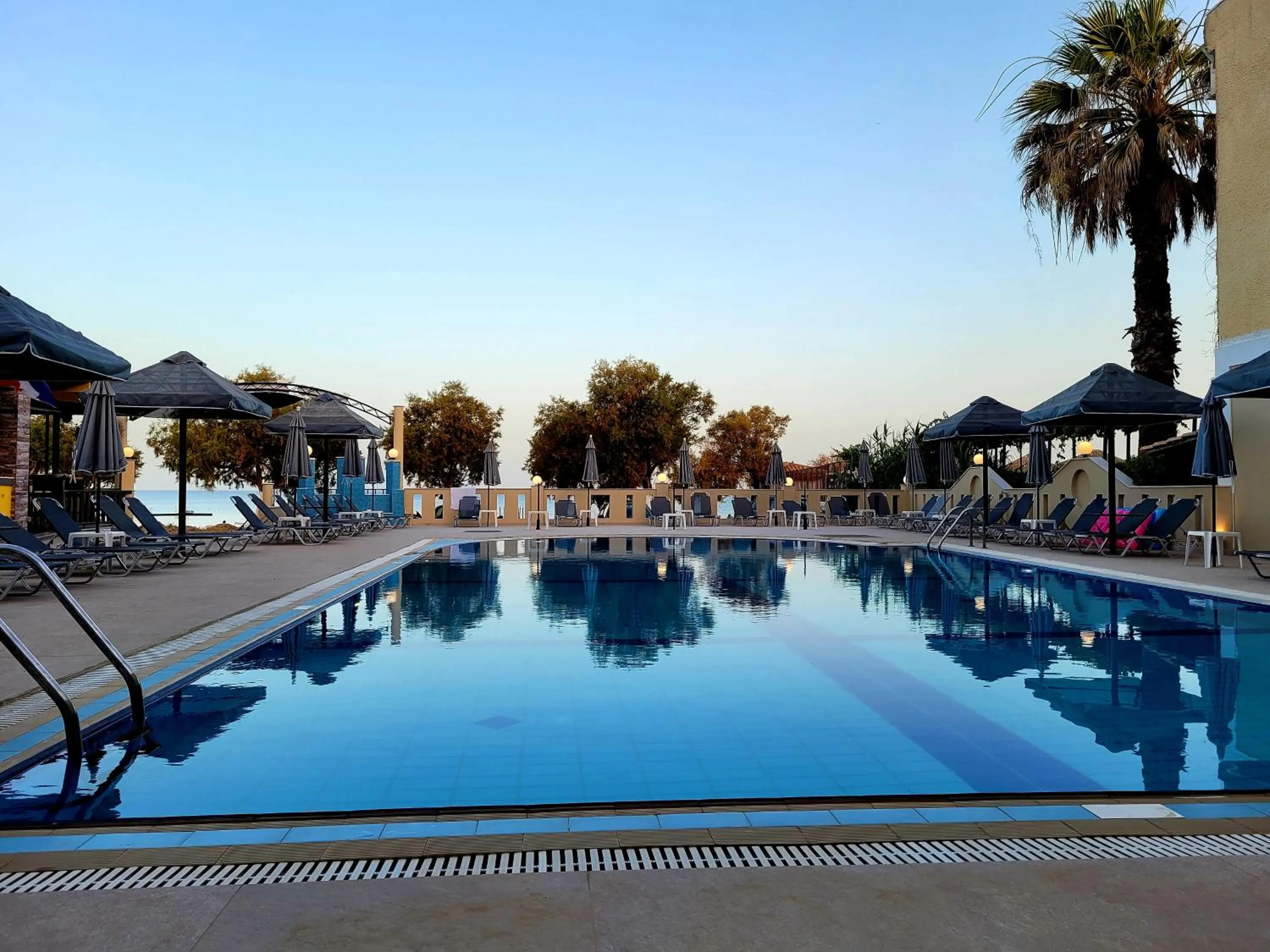 Swimming pool in Jannos Beach hotel