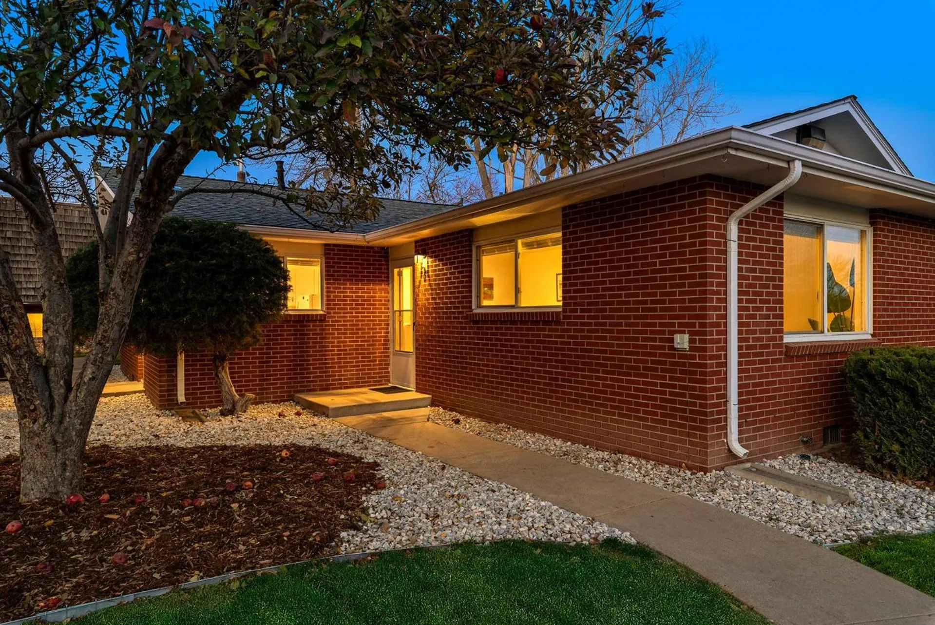Two-Bedroom Apartment in Ultimate Chill Zone, BBQ, Bikes, Pet Friendly!!