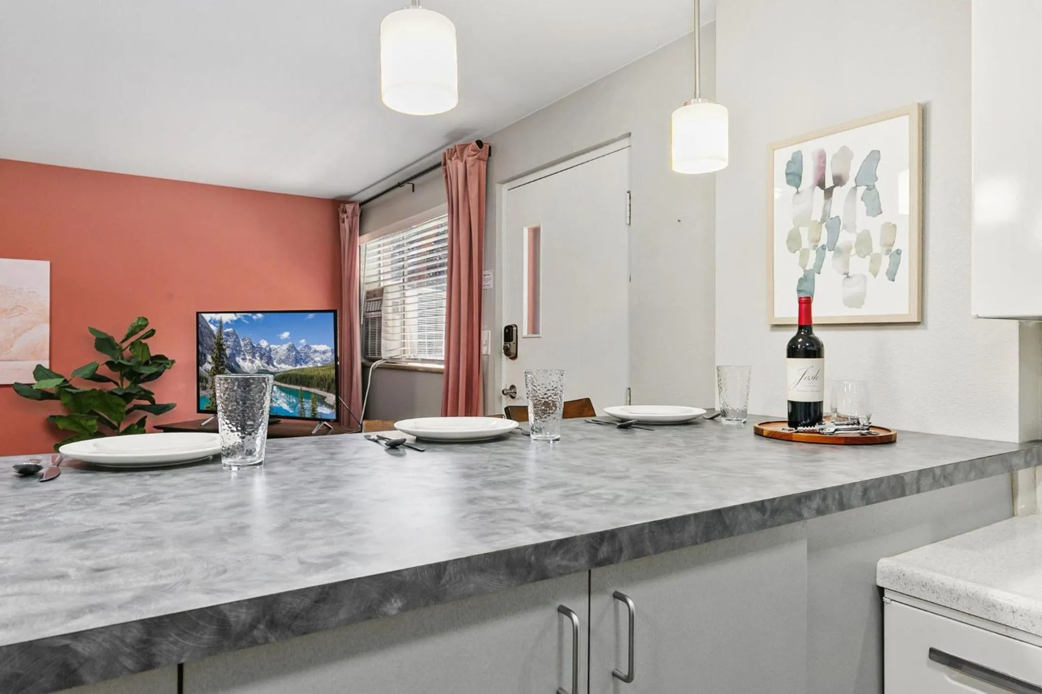 Hip & Urban Condo near the Heart of Old Town