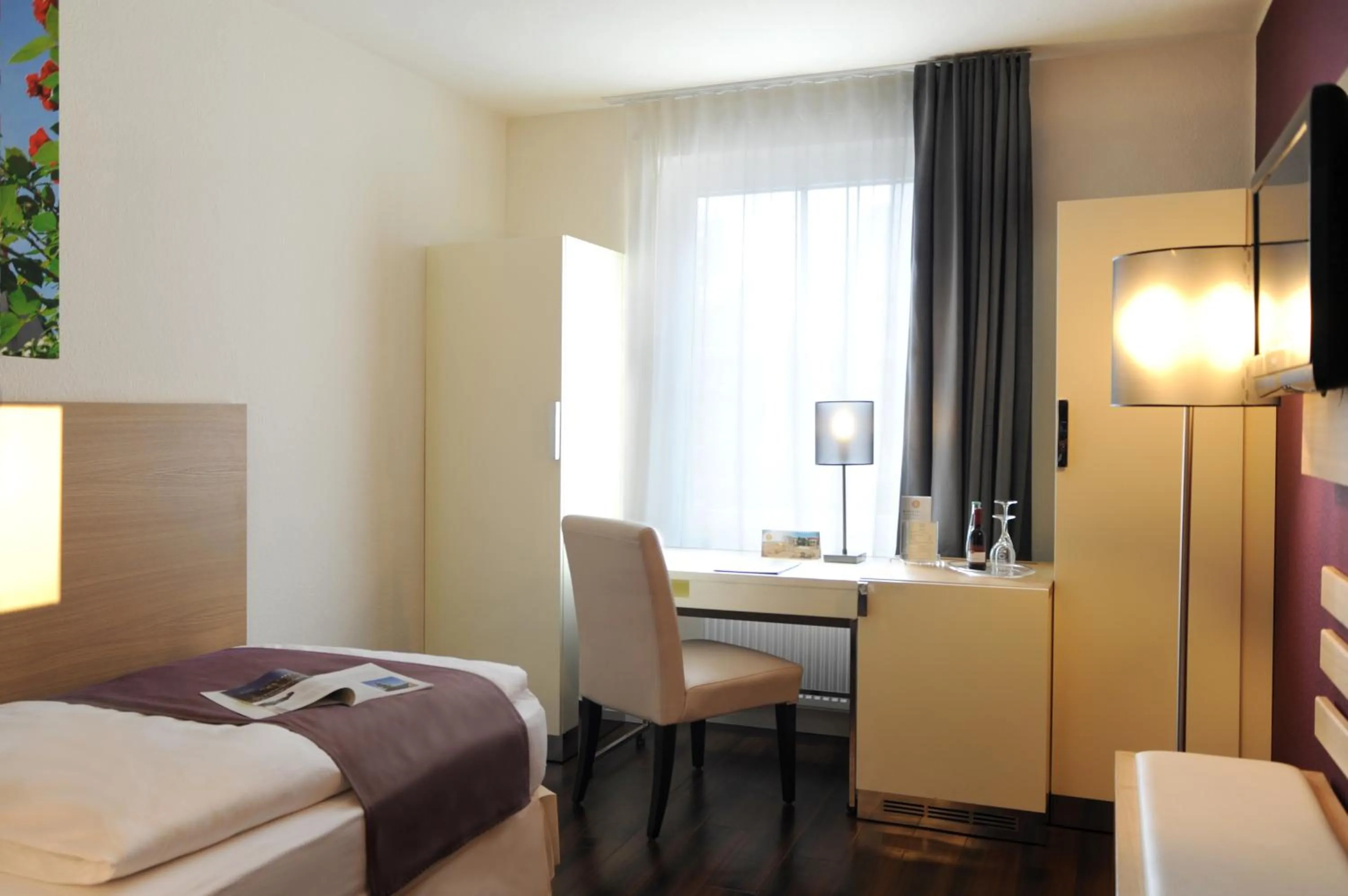 Seating area, Bed in Hotel Goldener Knopf