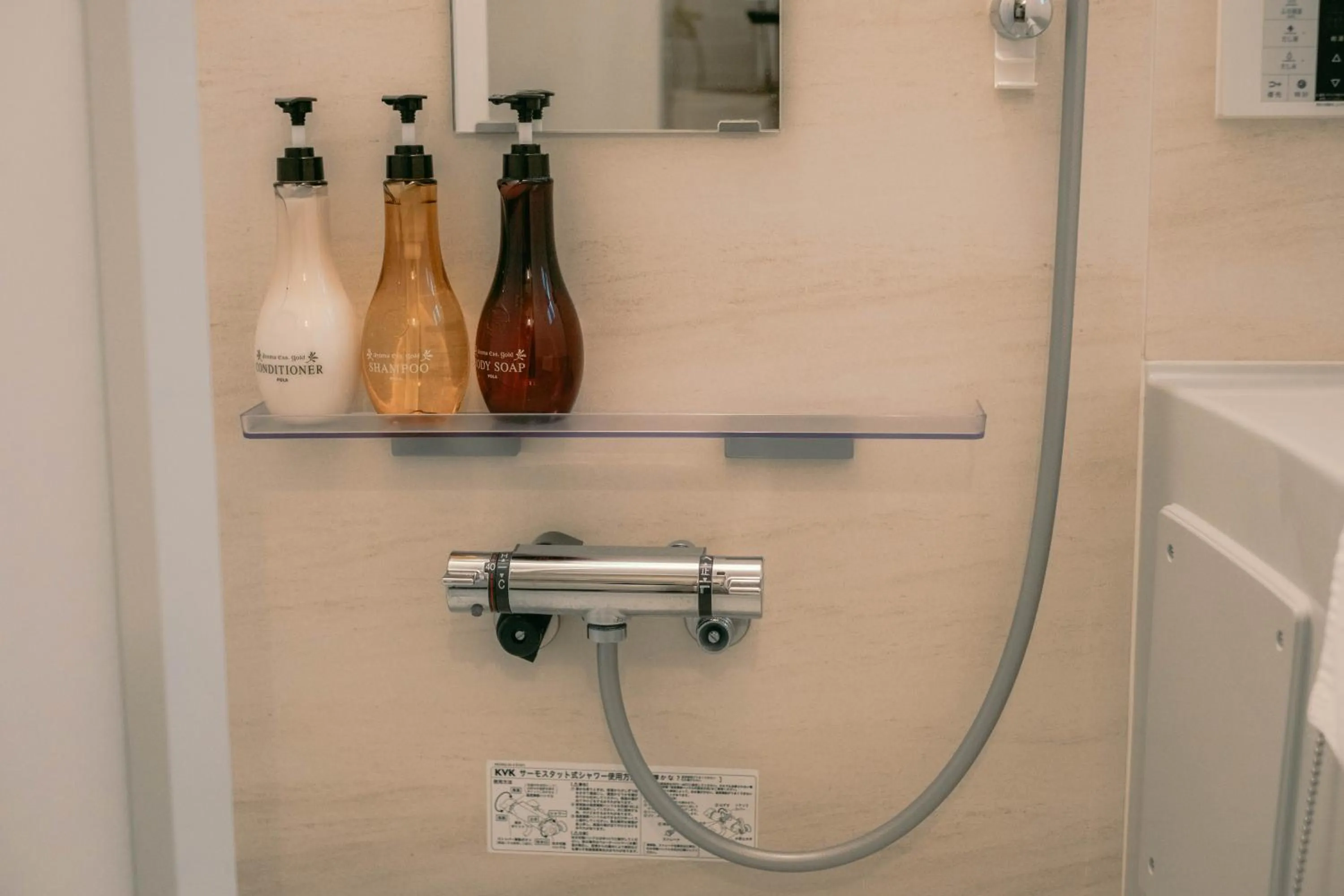 Shower in 7 Rooms Hotel & Cafe - 30mins from Disneyland