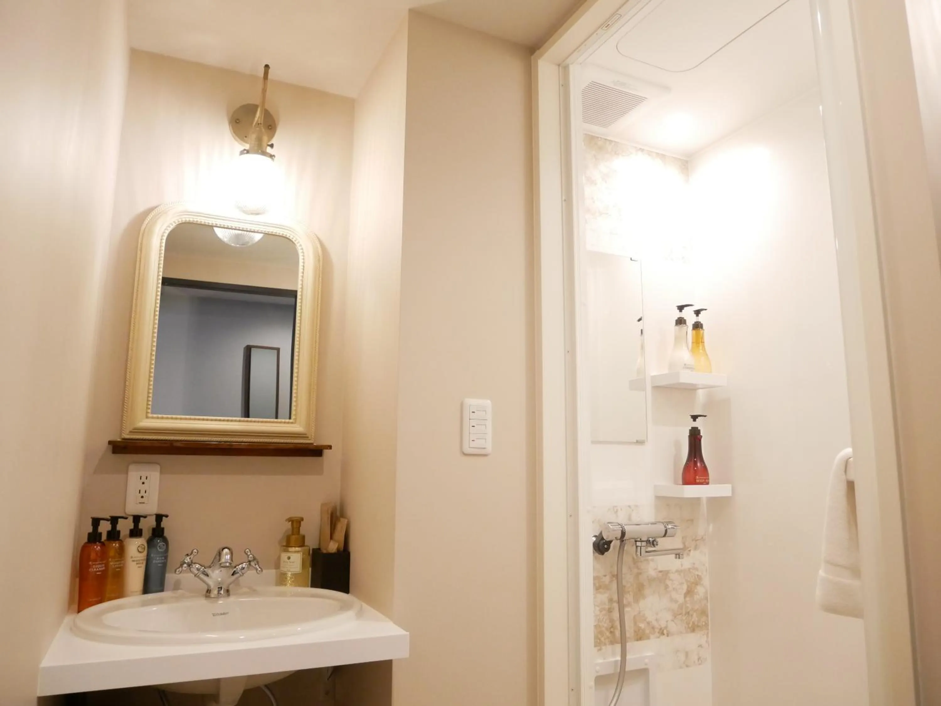 Shower in 7 Rooms Hotel & Cafe - 30mins from Disneyland