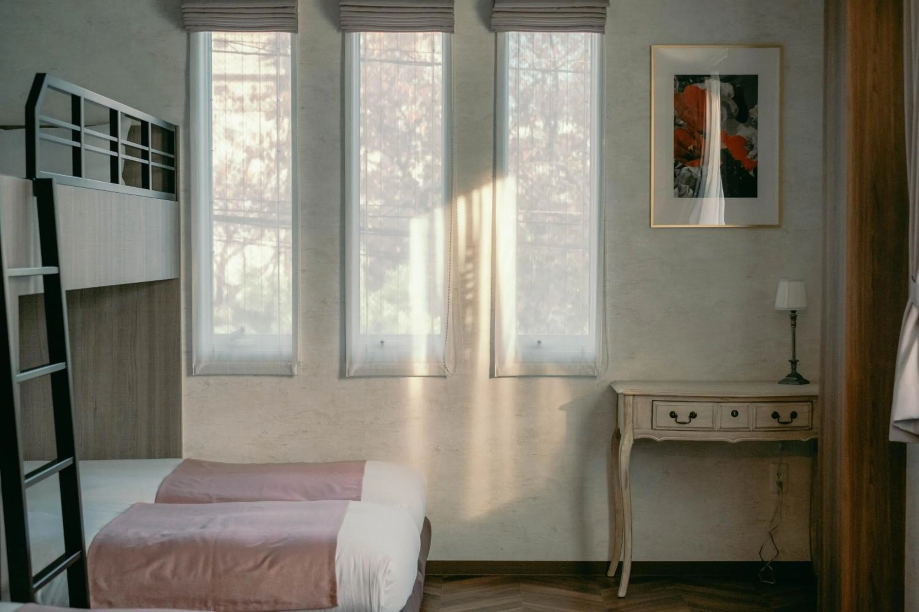 Bed in 7 Rooms Hotel & Cafe - 30mins from Disneyland