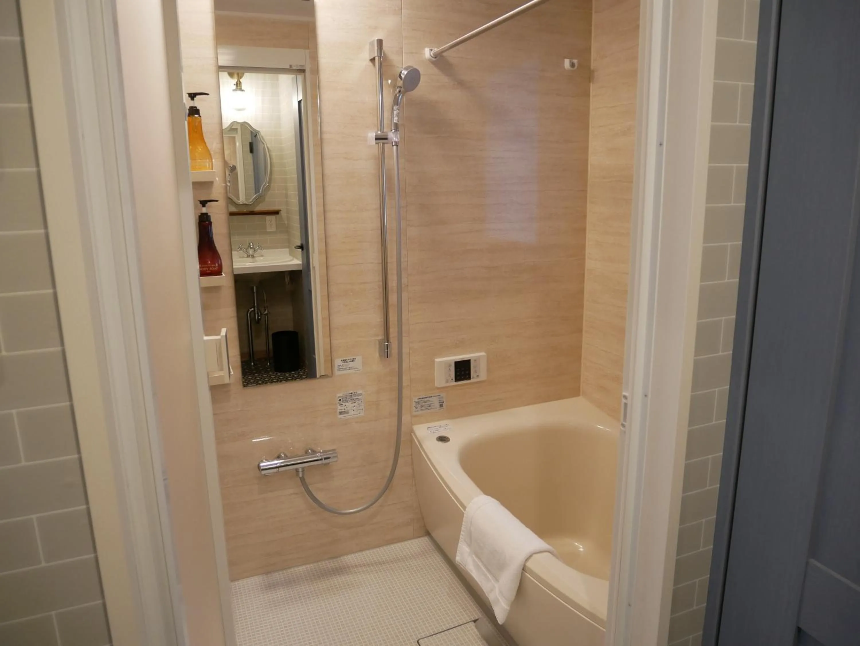 Shower in 7 Rooms Hotel & Cafe - 30mins from Disneyland