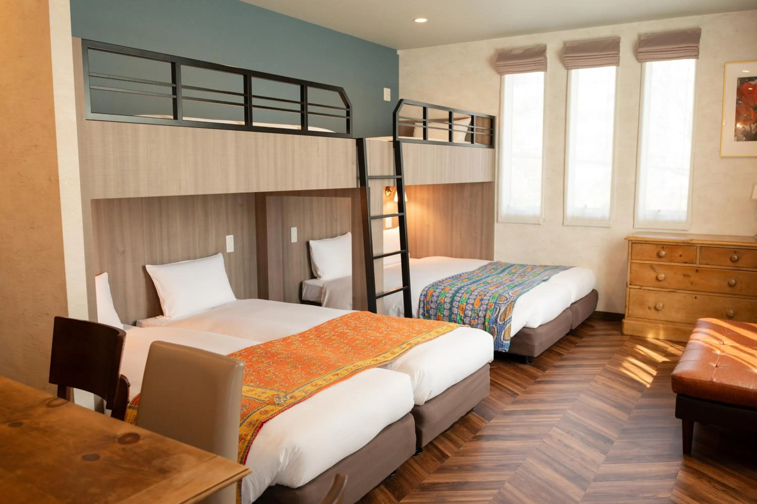 Bed in 7 Rooms Hotel & Cafe - 30mins from Disneyland