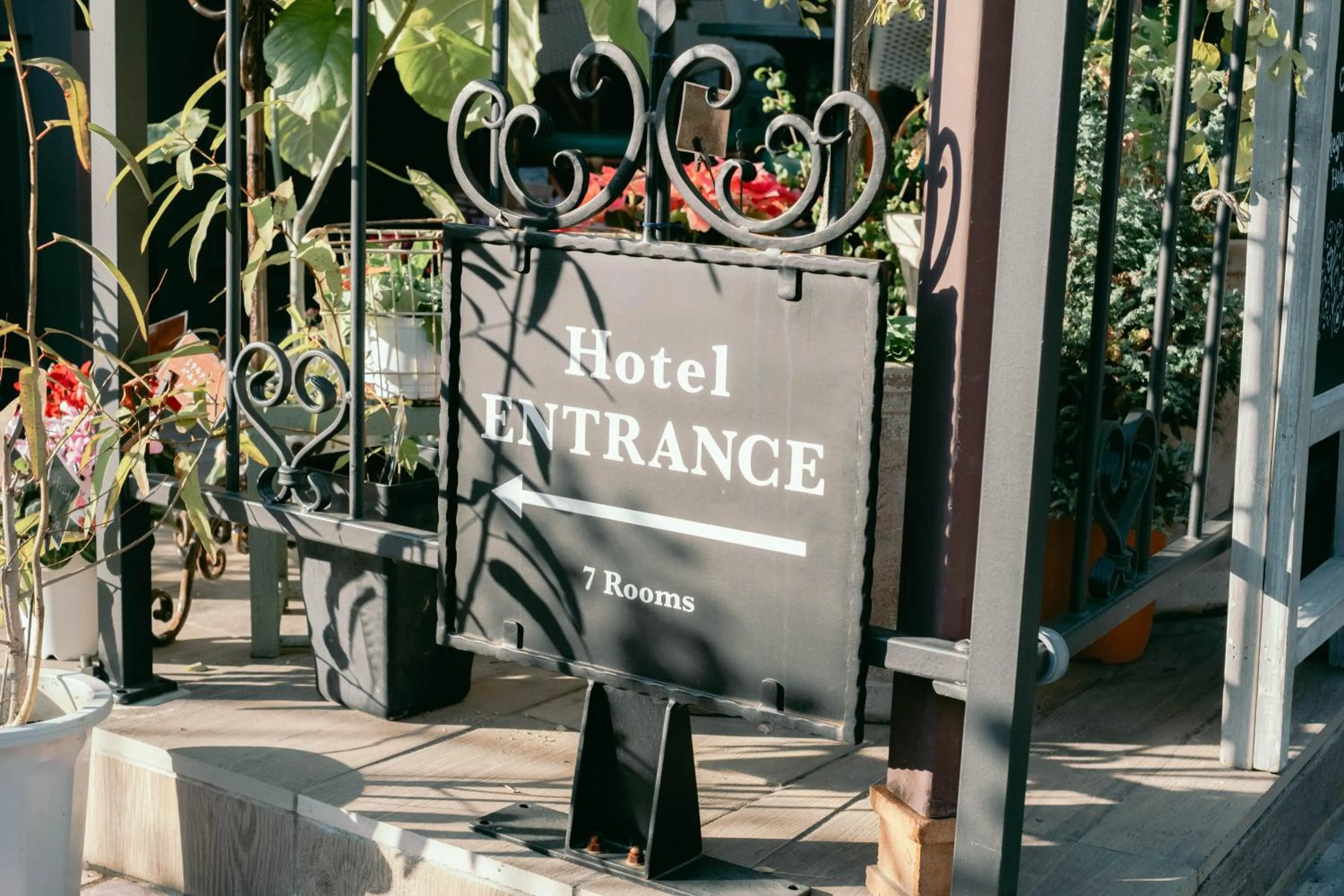 Day in 7 Rooms Hotel & Cafe - 30mins from Disneyland