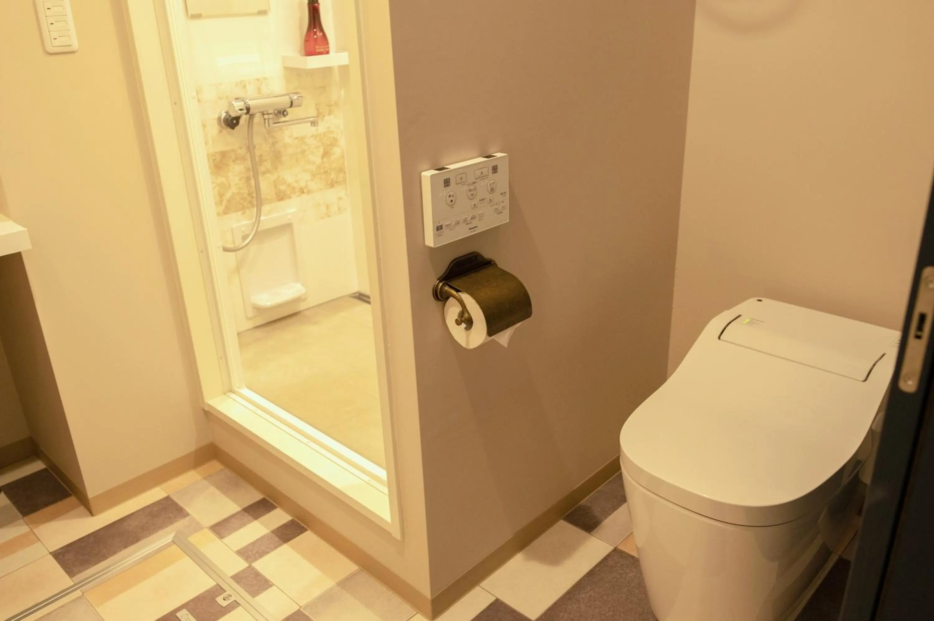 Shower in 7 Rooms Hotel & Cafe - 30mins from Disneyland