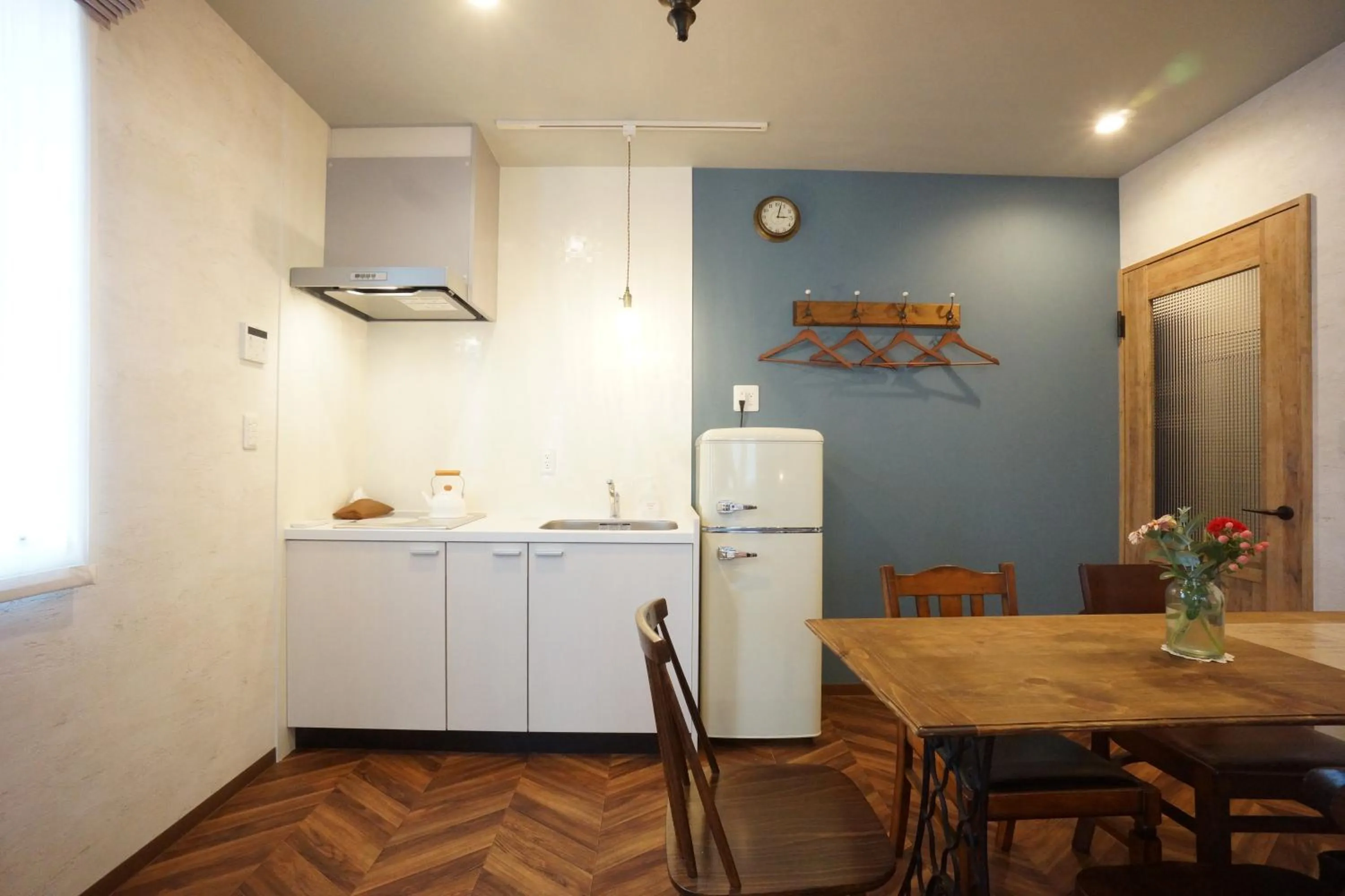 Kitchen or kitchenette in 7 Rooms Hotel & Cafe - 30mins from Disneyland