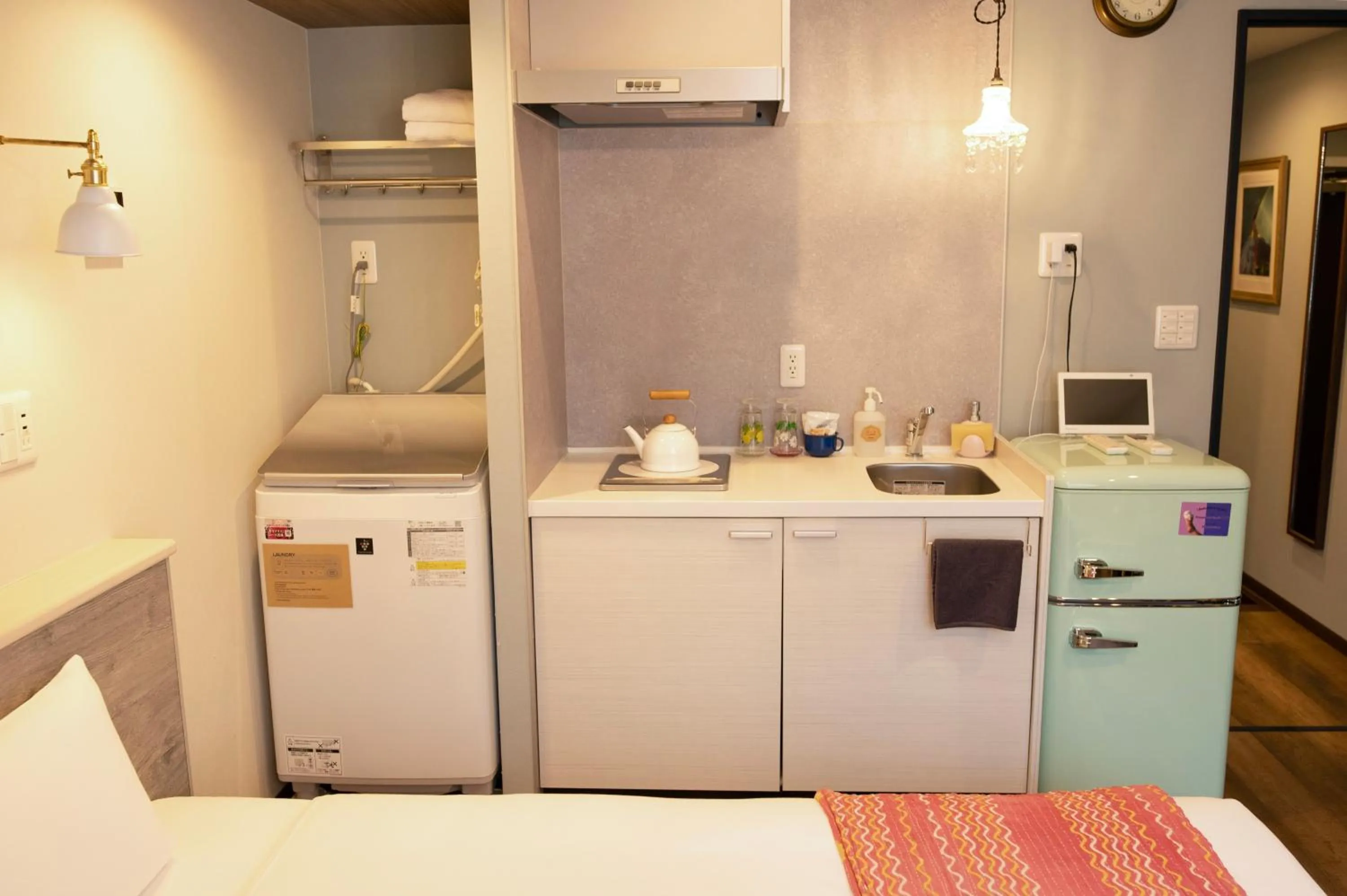 Kitchen or kitchenette in 7 Rooms Hotel & Cafe - 30mins from Disneyland