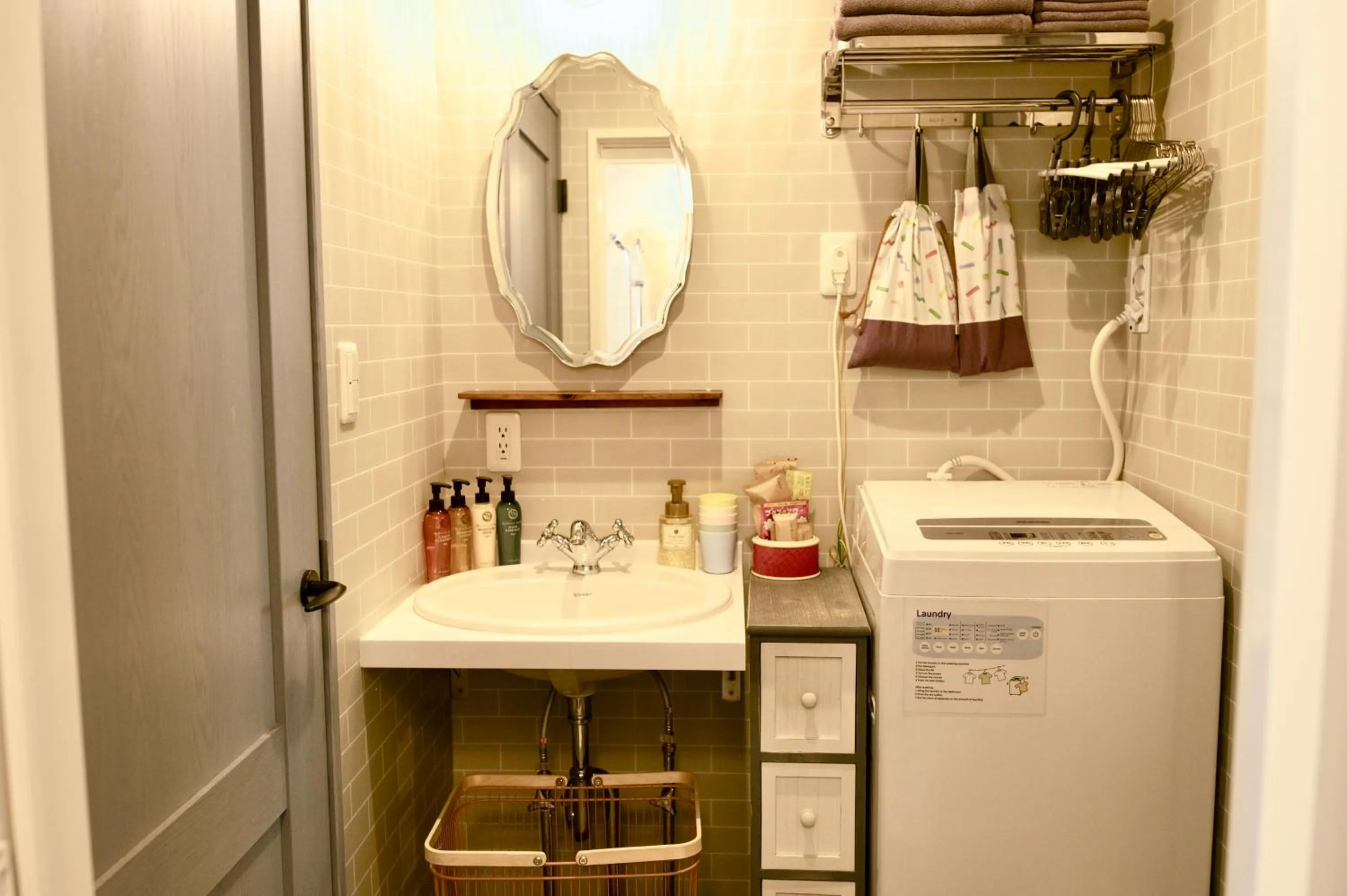 washing machine in 7 Rooms Hotel & Cafe - 30mins from Disneyland