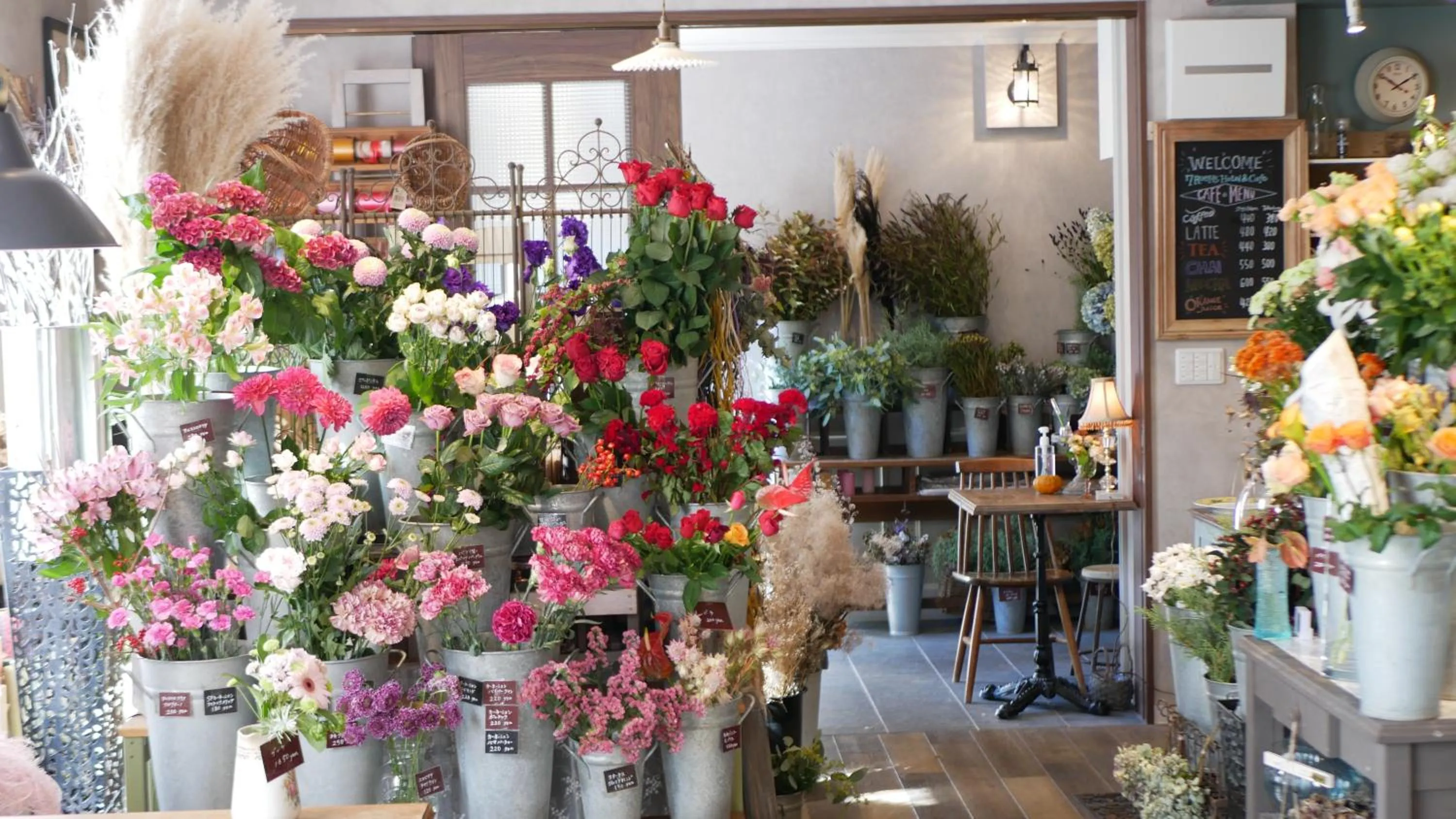 On-site shops in 7 Rooms Hotel & Cafe - 30mins from Disneyland