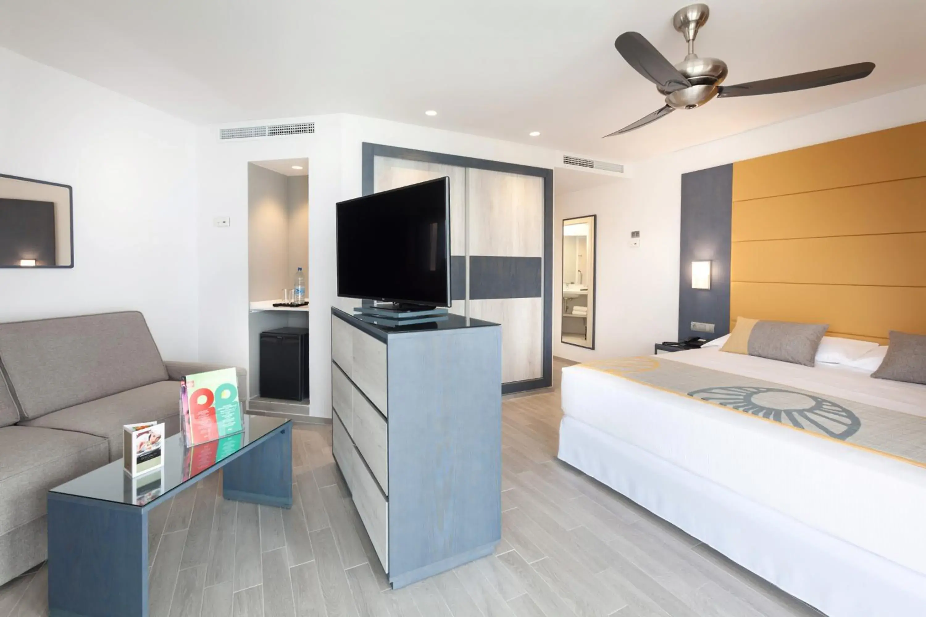 TV and multimedia, Bed in Hotel Riu Vistamar Gran Canaria - All Inclusive TV and multimedia, Bed in Hotel Riu Vistamar Gran Canaria - All Inclusive
