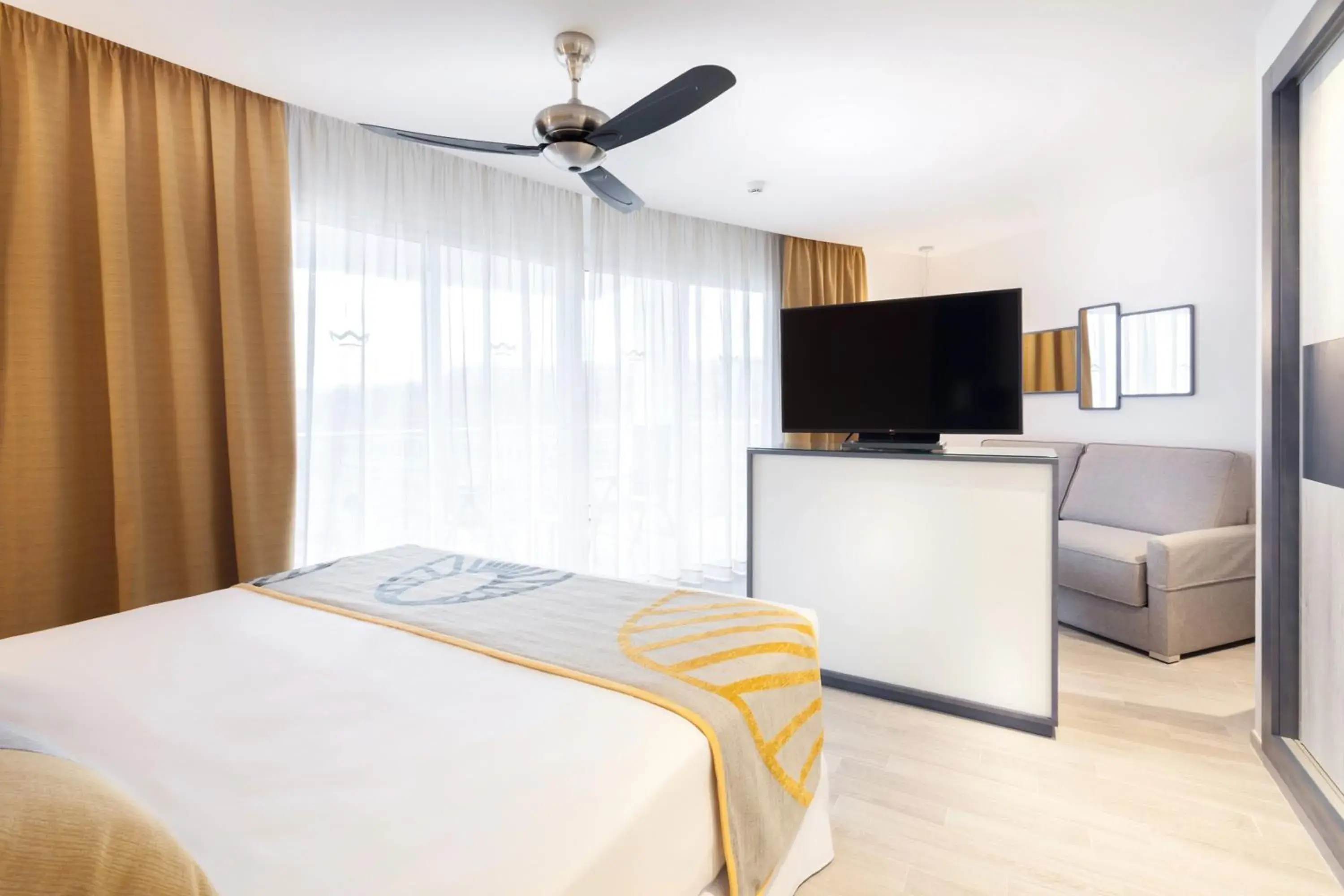 TV and multimedia, Bed in Hotel Riu Vistamar Gran Canaria - All Inclusive TV and multimedia, Bed in Hotel Riu Vistamar Gran Canaria - All Inclusive