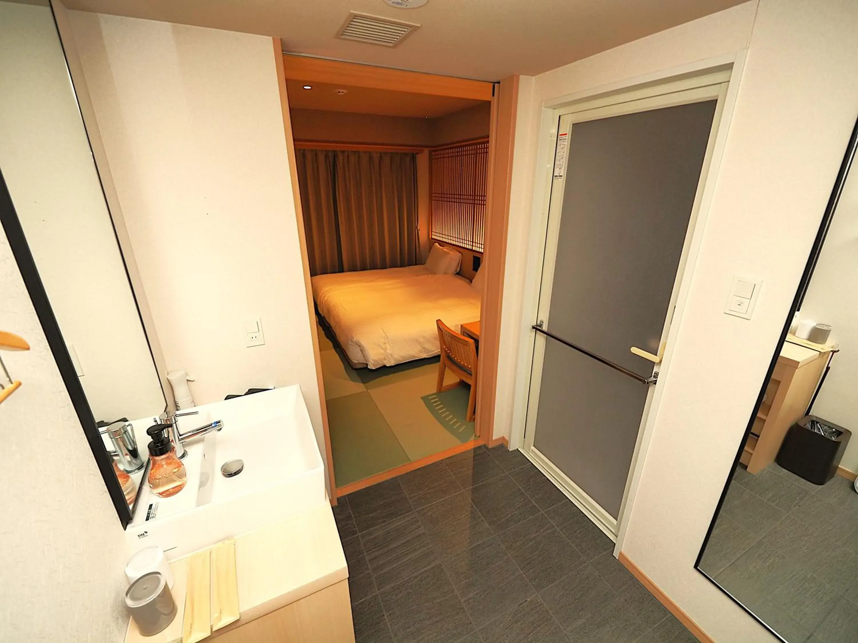 Property building, Bed in Henn na Hotel Premier Kyoto Gojo Karasuma -Formerly Watermark Hotel Kyoto- Property building, Bed in Henn na Hotel Premier Kyoto Gojo Karasuma -Formerly Watermark Hotel Kyoto-