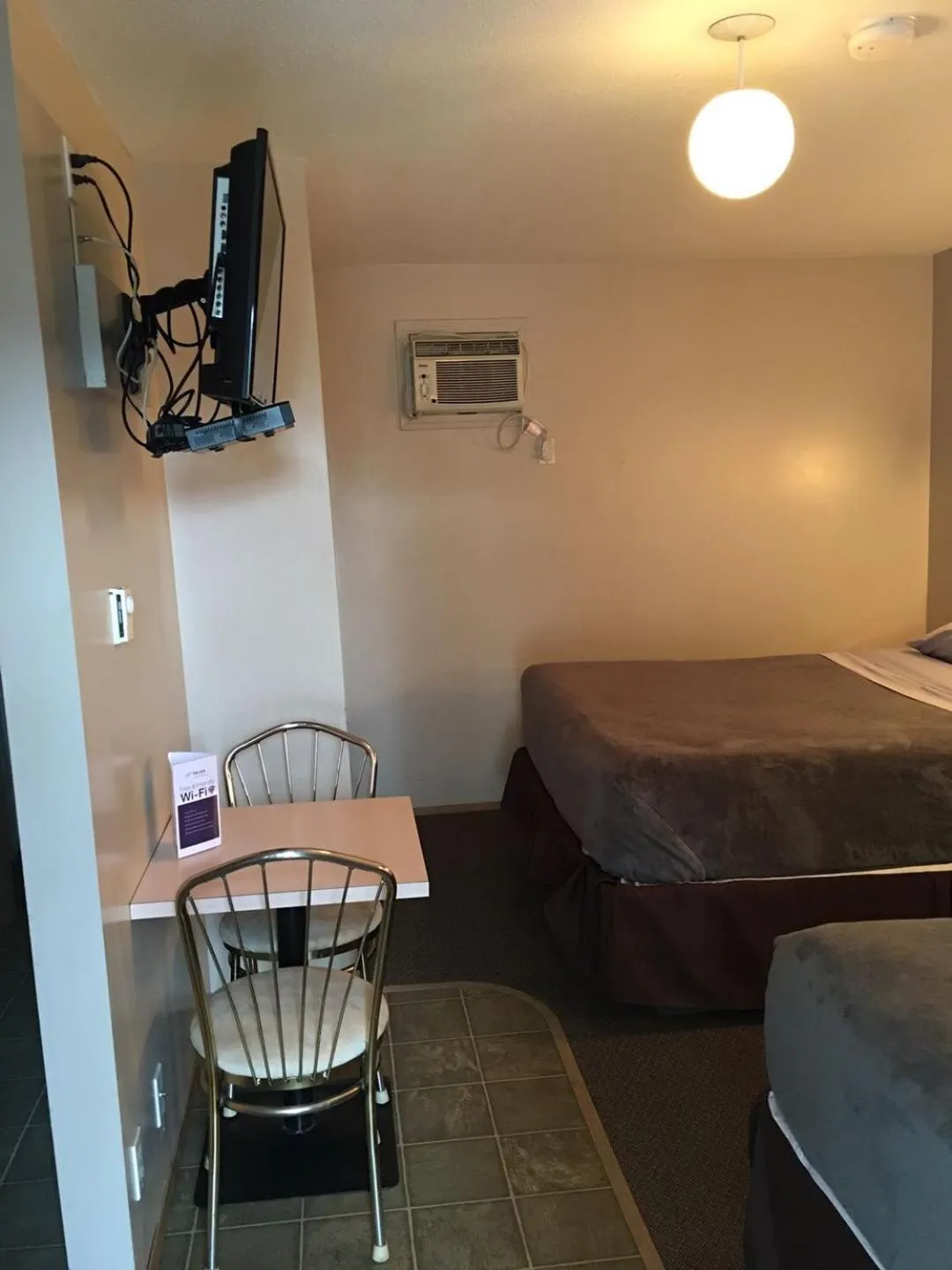 TV and multimedia in Ranchland Villa Motel