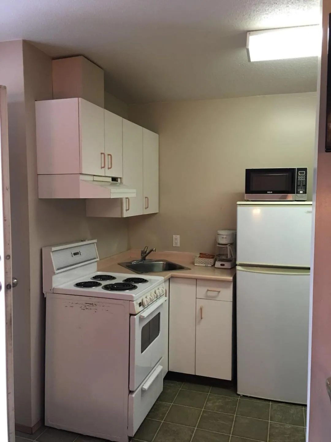 Kitchen or kitchenette in Ranchland Villa Motel
