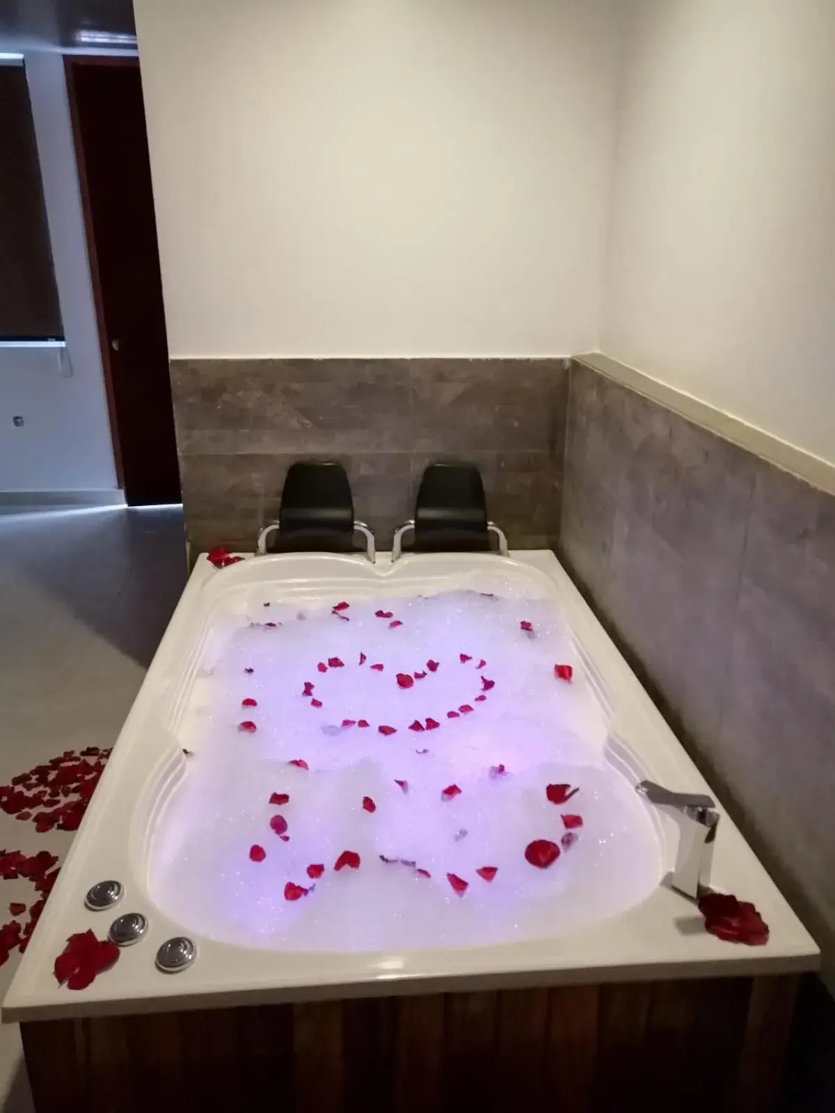 Deluxe Suite with Spa Bath - single occupancy in Hotel El Faro Buga Deluxe Suite with Spa Bath - single occupancy in Hotel El Faro Buga