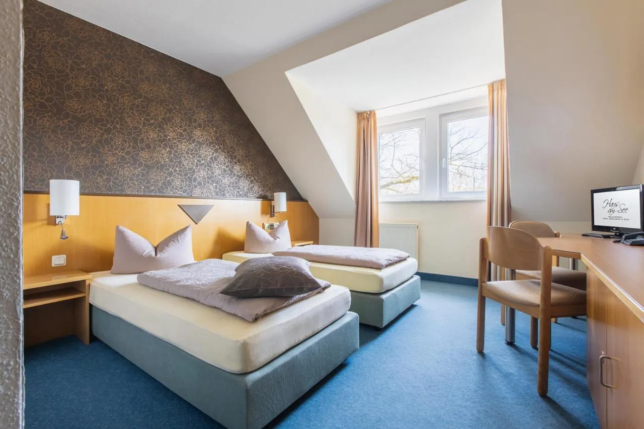 Bed in WAGNERS Seehotel Schleusingen