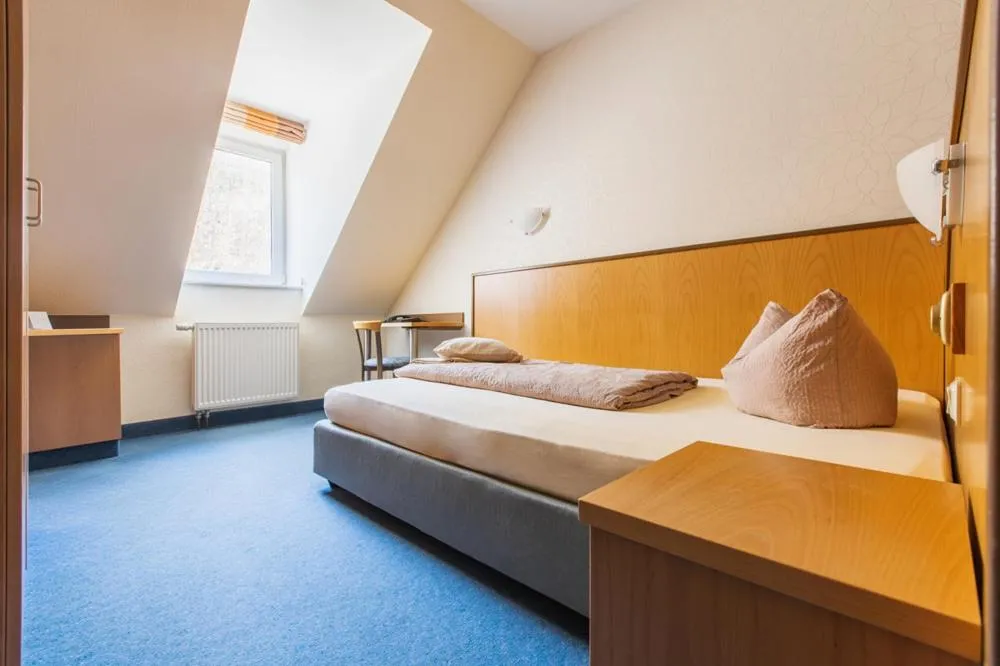 Garden view, Bed in WAGNERS Seehotel Schleusingen