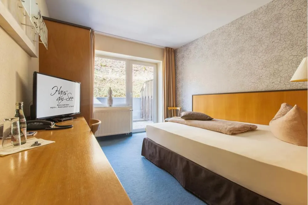 TV and multimedia, Bed in WAGNERS Seehotel Schleusingen