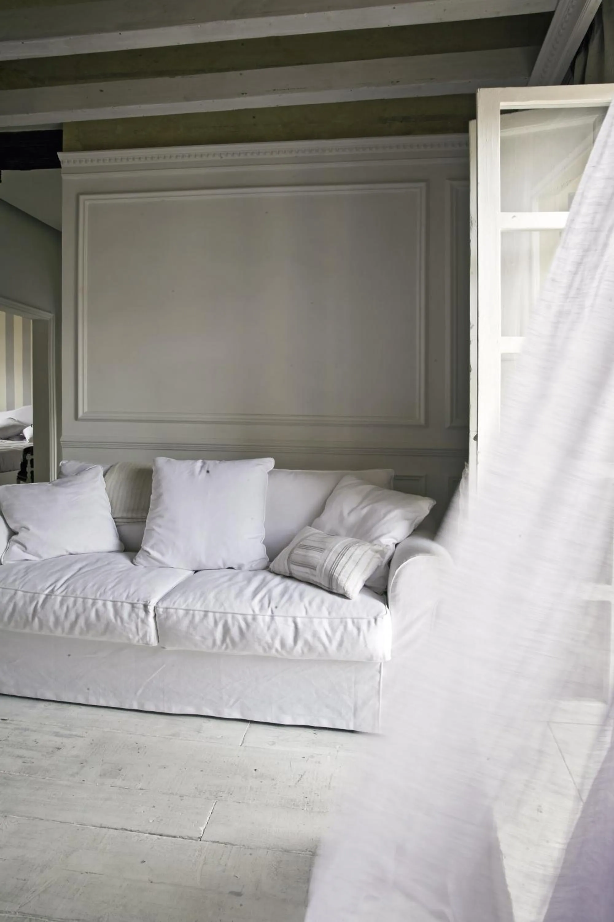 Living room, Bed in White Home by Mmega