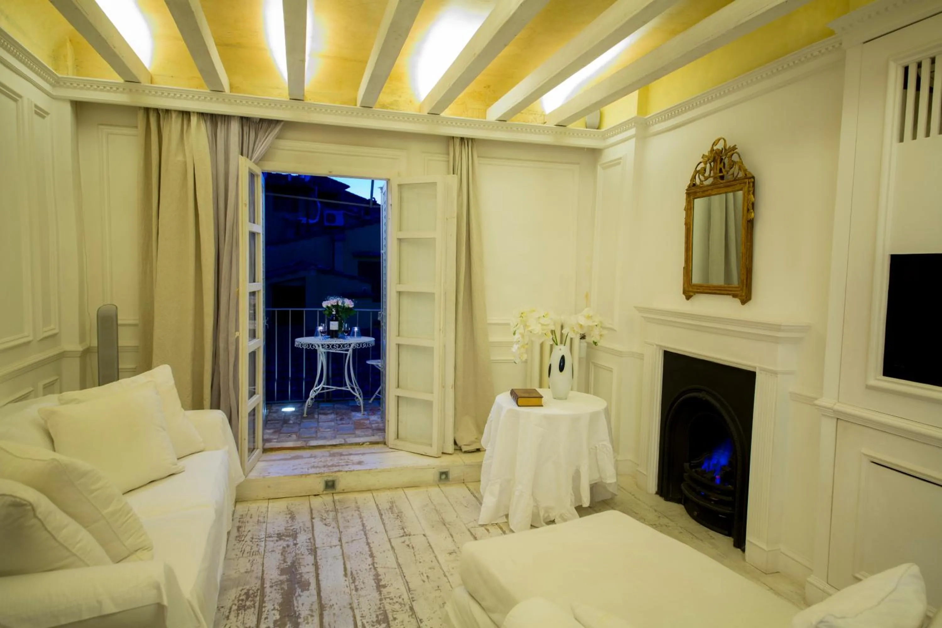 Living room in White Home by Mmega