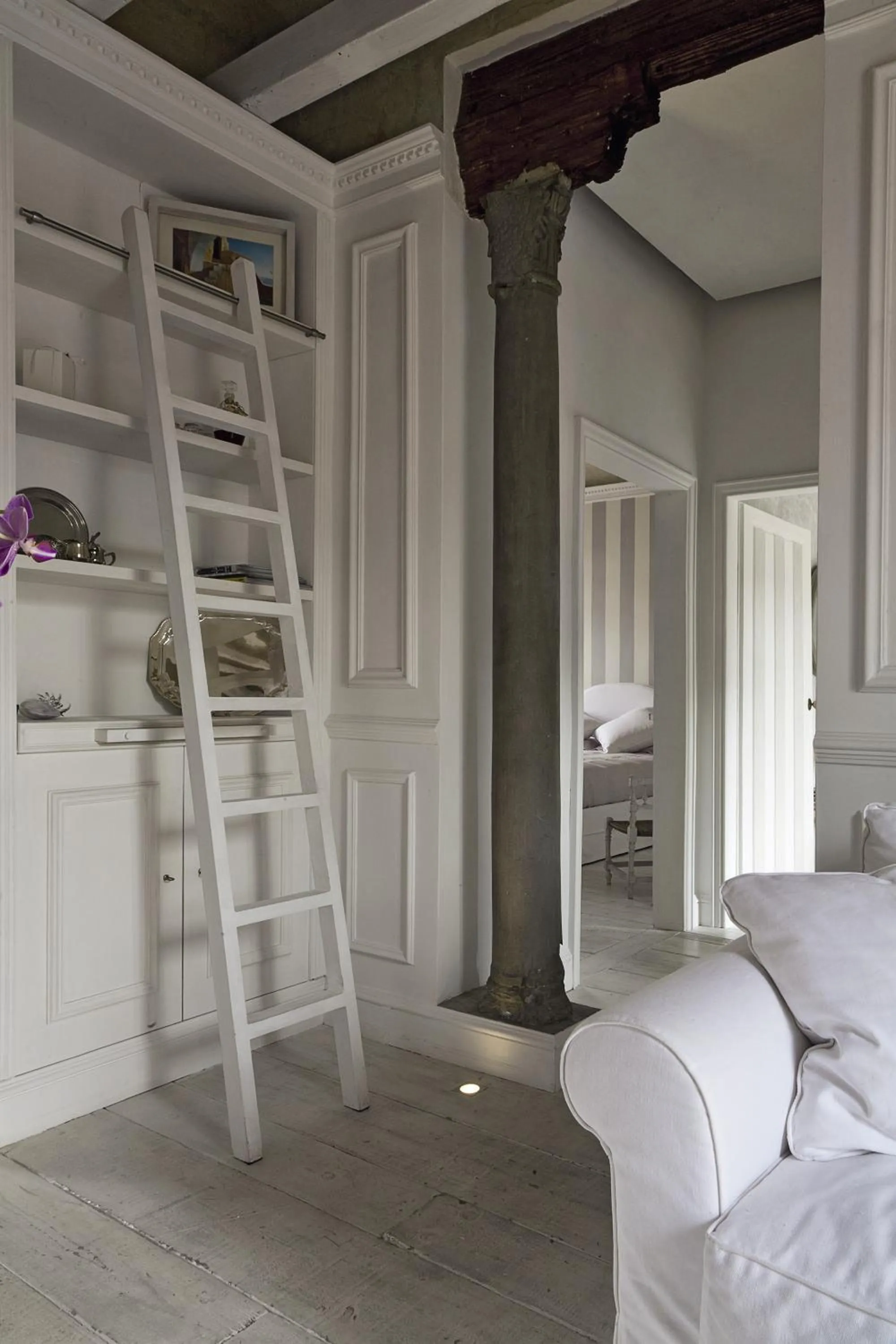 Living room, Bed in White Home by Mmega