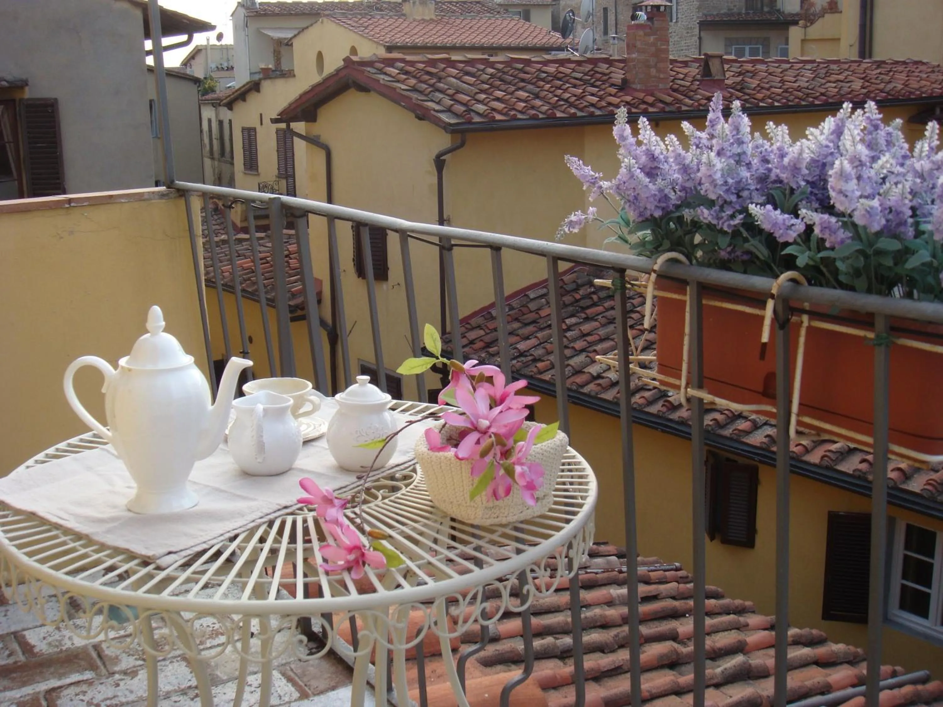 Balcony/Terrace in White Home by Mmega