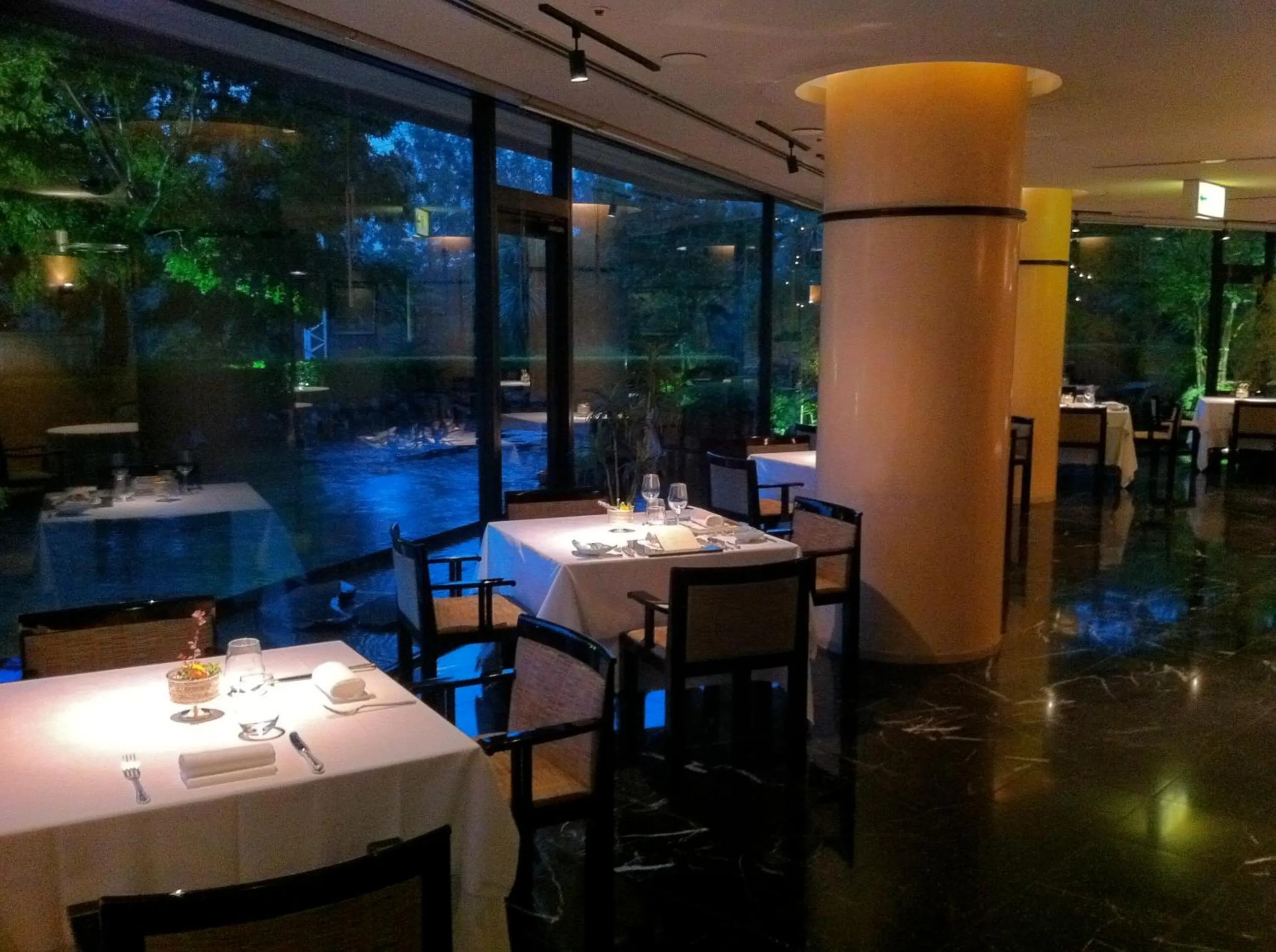 Restaurant/places to eat in Hotel Heritage