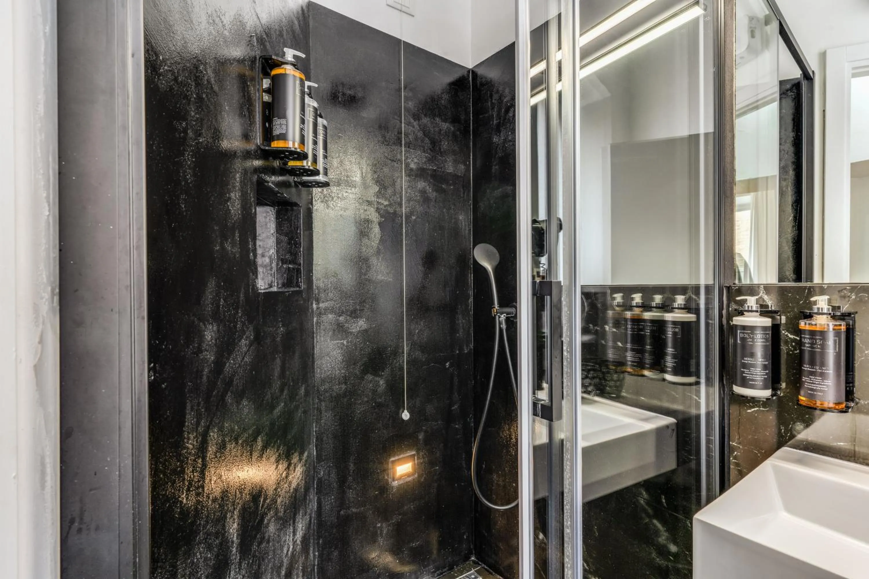 Shower in Baboon Room