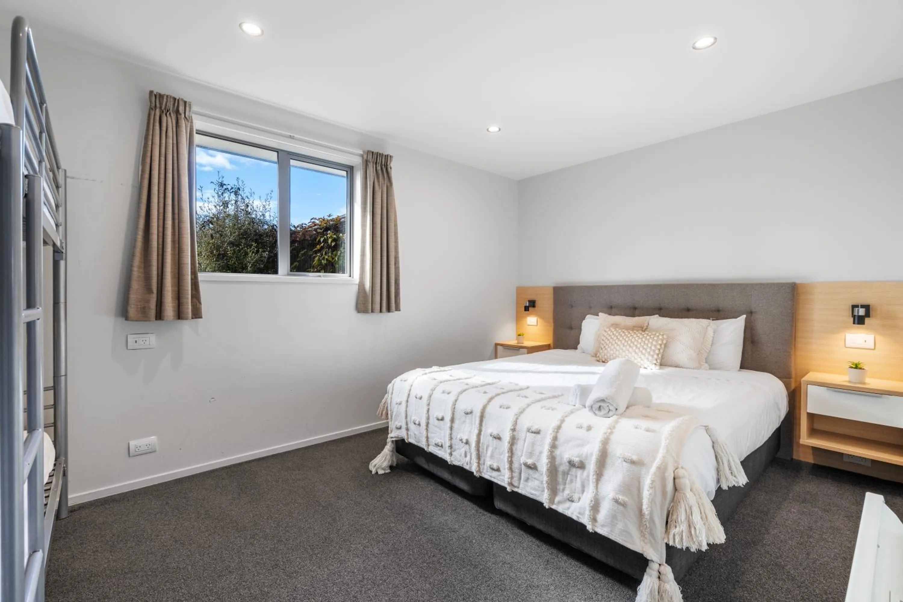 Bedroom, Bed in Tasman Holiday Parks - Te Anau