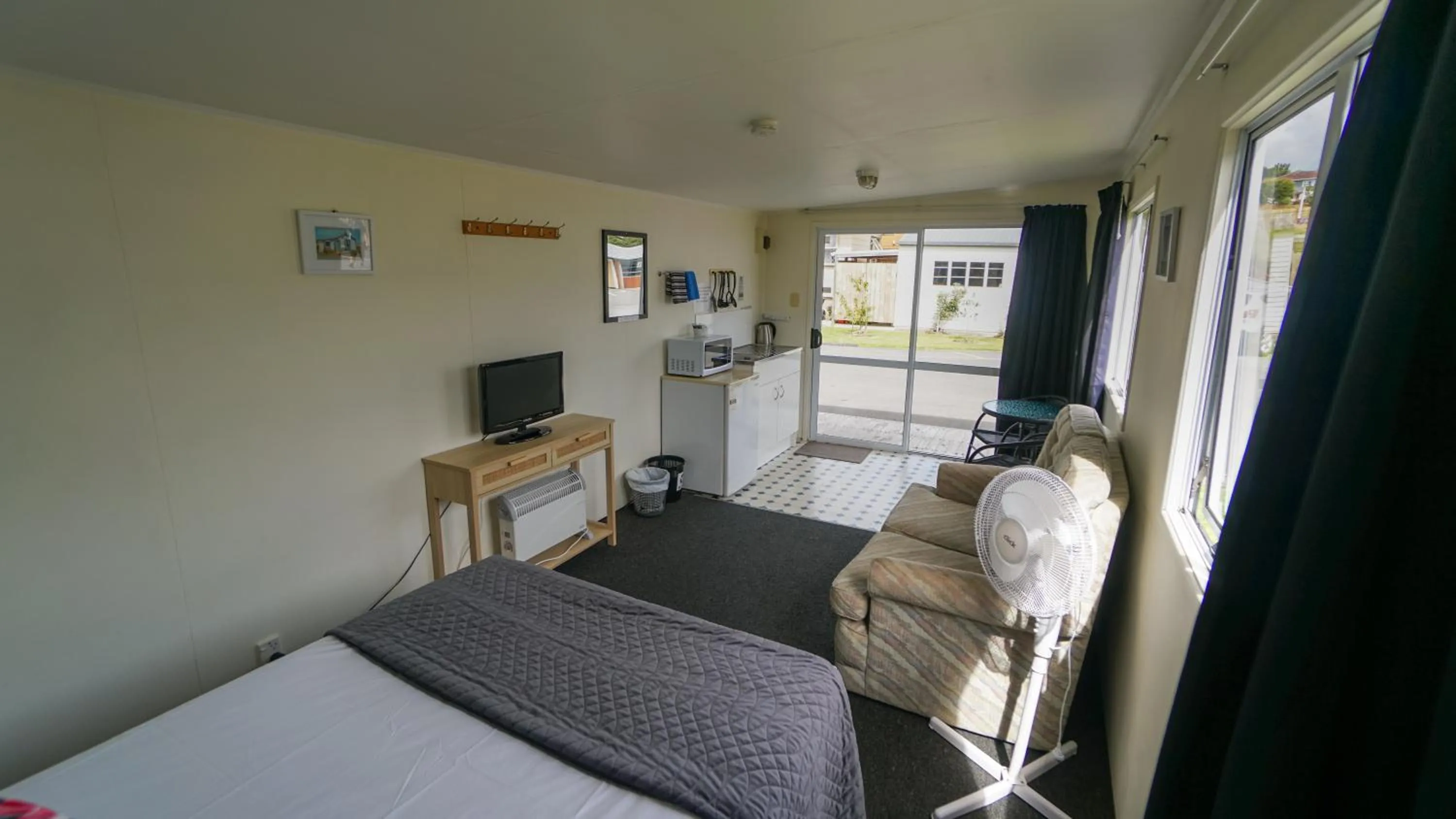 Living room, Bed in Whangarei Central Holiday Park