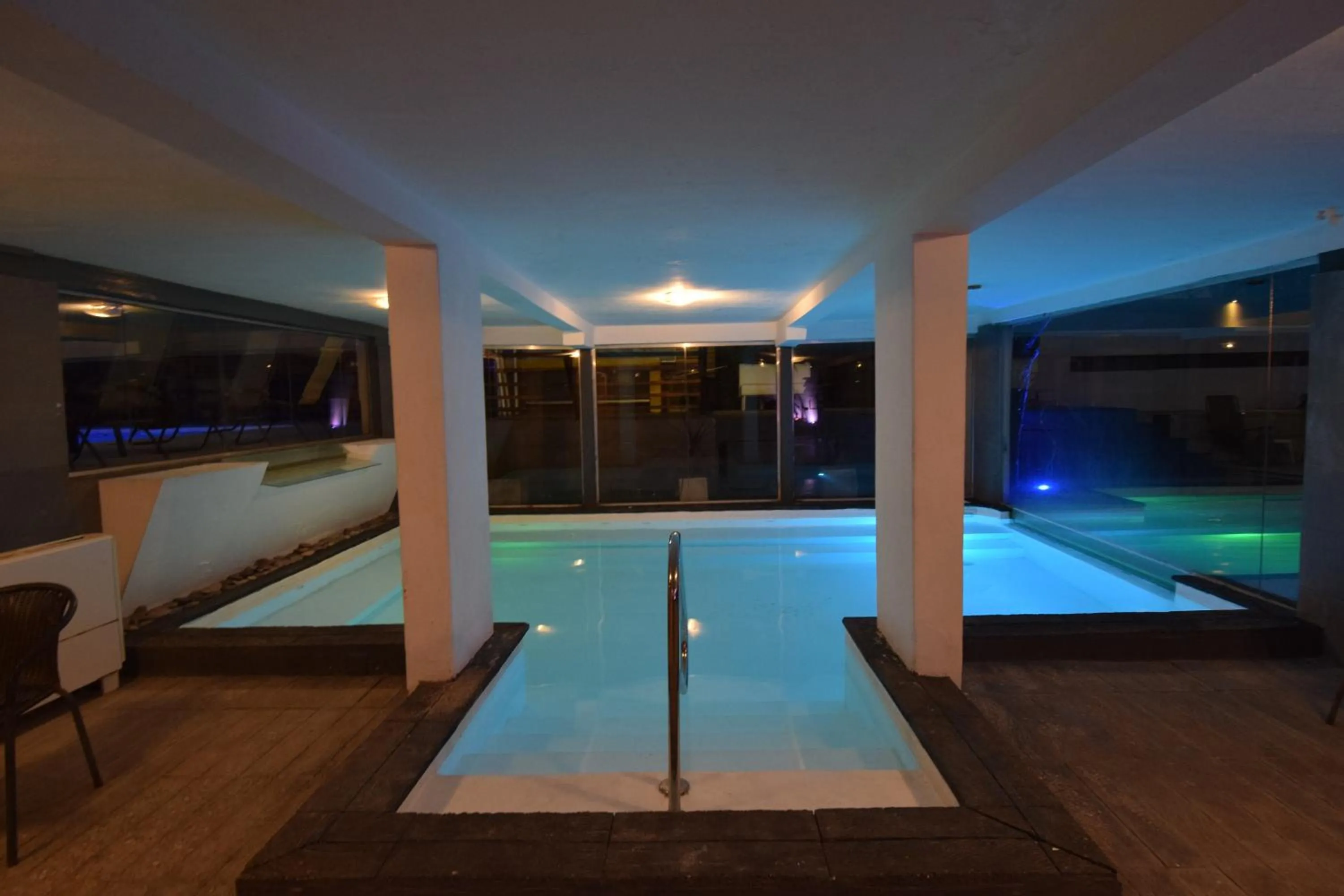 Swimming pool in Piazza Hotel