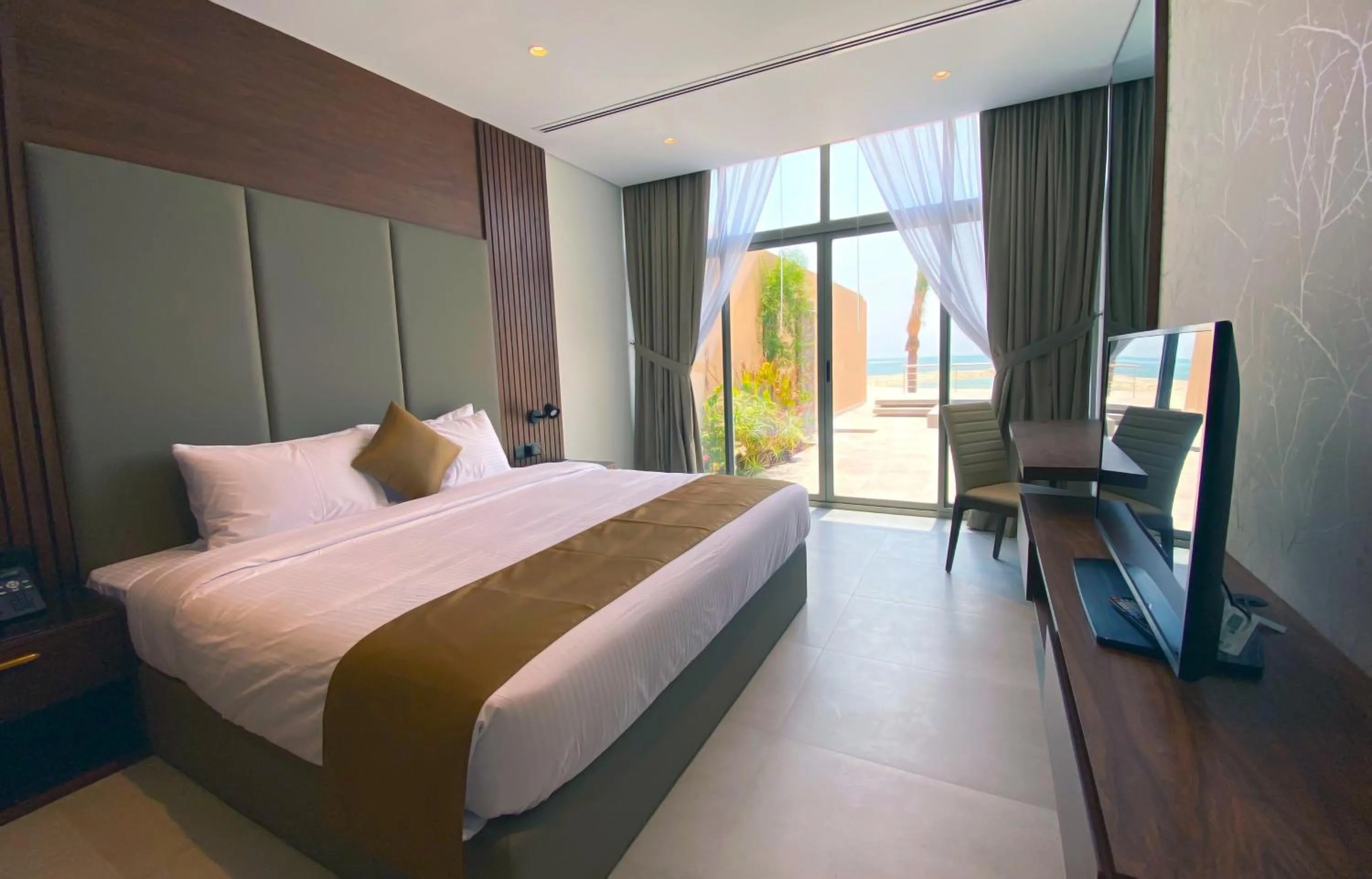 Patio, Bed in Jaw Resort & Spa