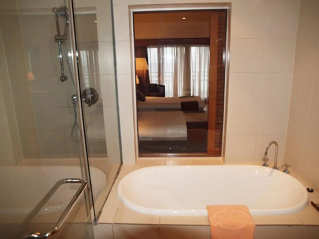 Bathroom, Bed in Solomon Kitano Mendana Hotel