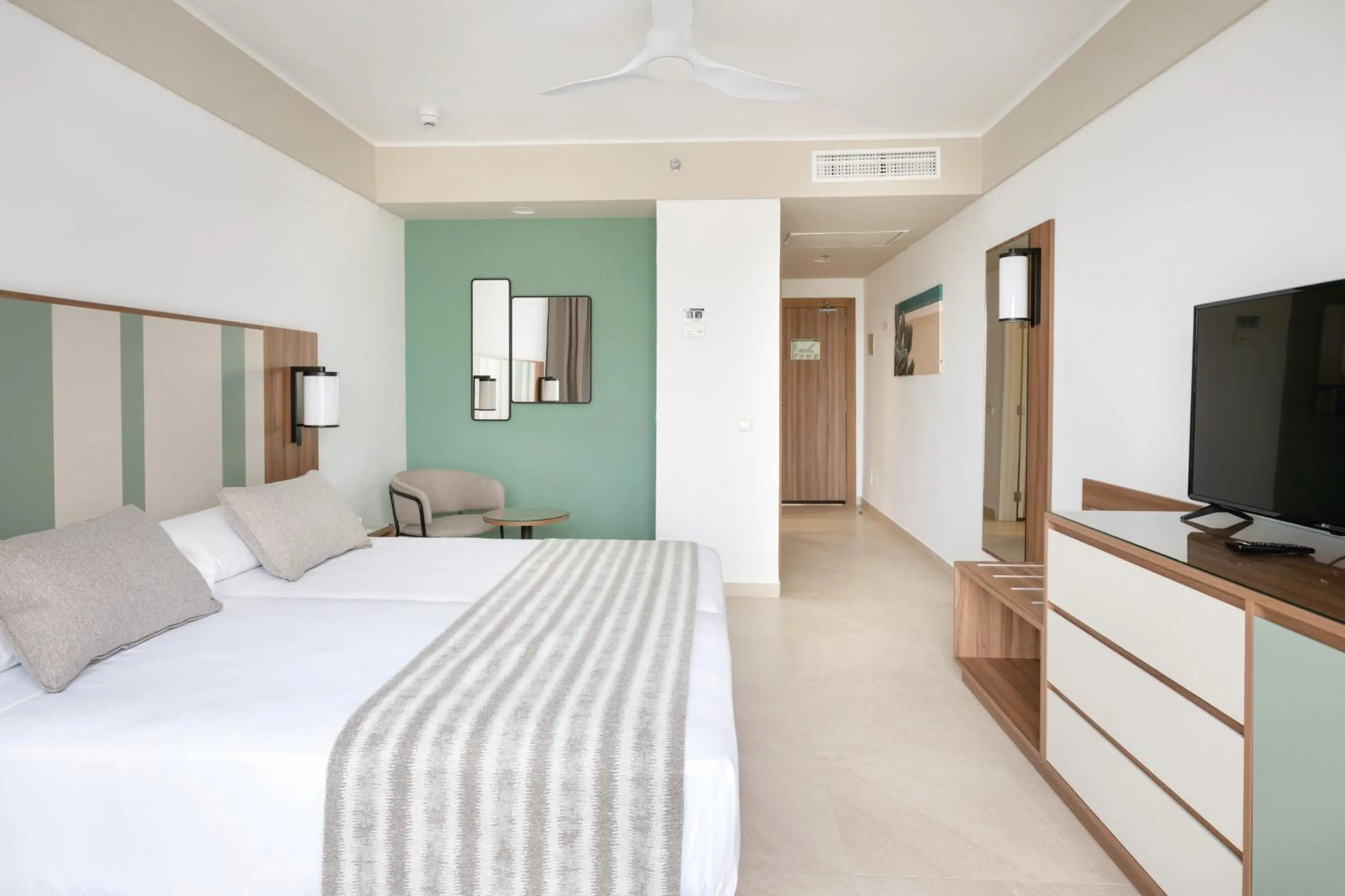 TV and multimedia, Bed in Hotel Riu Paraiso Lanzarote - All Inclusive