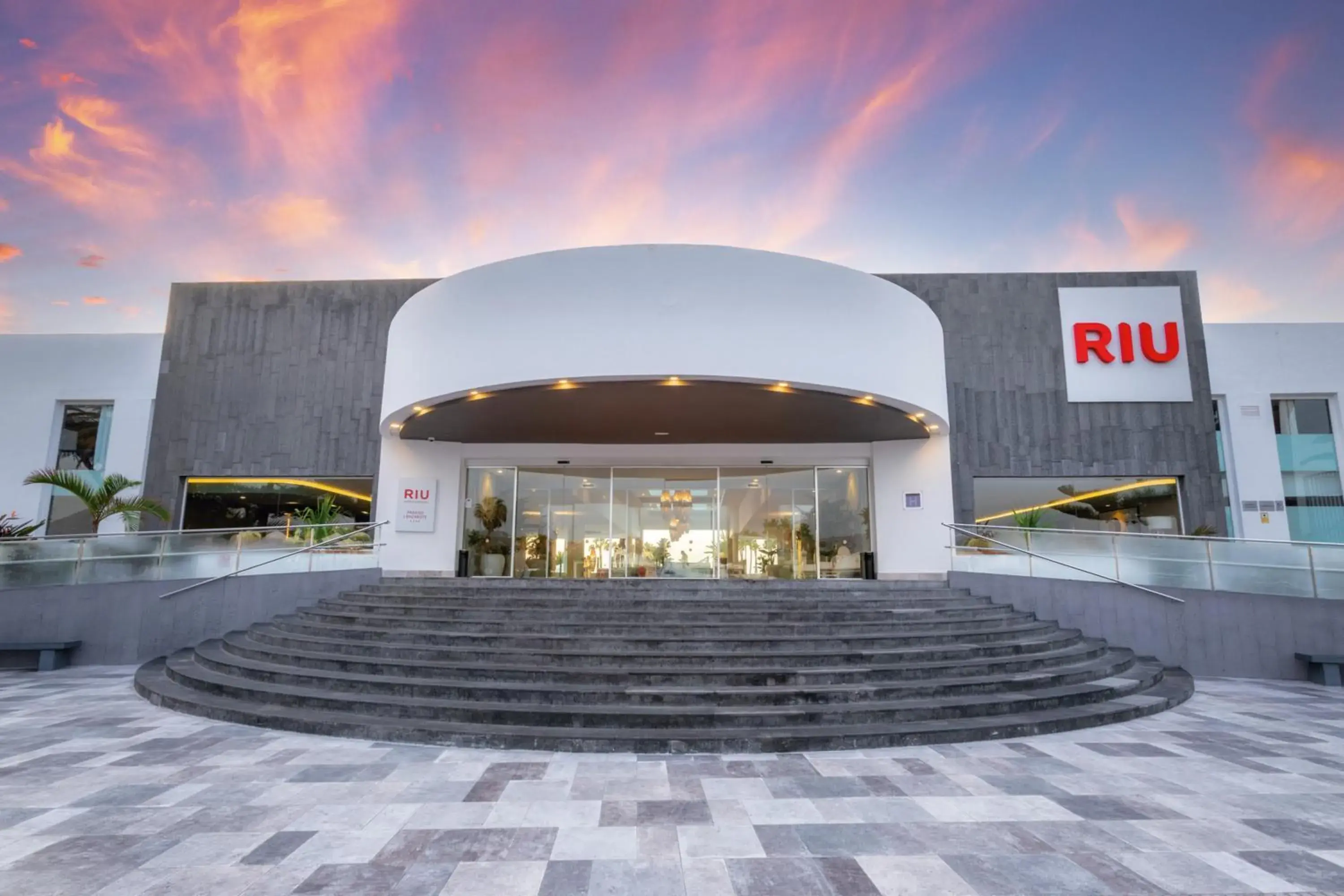 Facade/entrance in Hotel Riu Paraiso Lanzarote - All Inclusive Facade/entrance in Hotel Riu Paraiso Lanzarote - All Inclusive