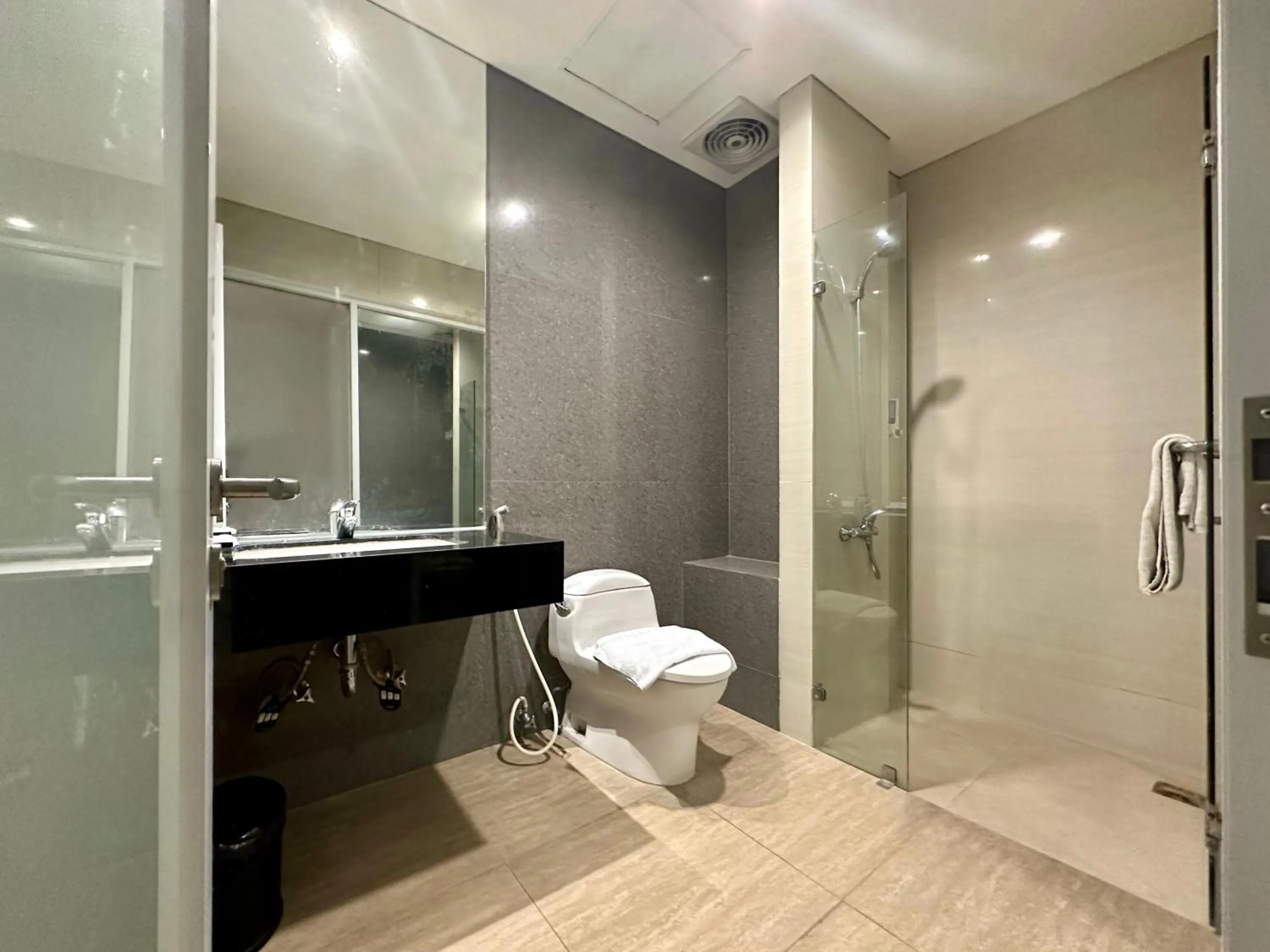 Shower in Yasmin Hotel Karawaci